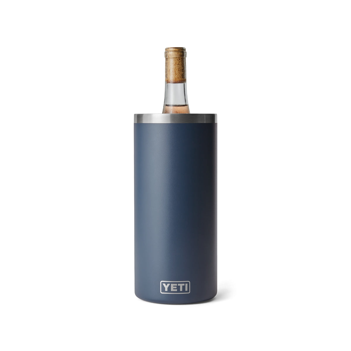 Der YETI® Rambler® Weinkühler - Navy von YETI mit Edelstahlrand und doppelwandiger Vakuumisolierung hält eine verkorkte Weinflasche aufrecht vor einem weißen Hintergrund.