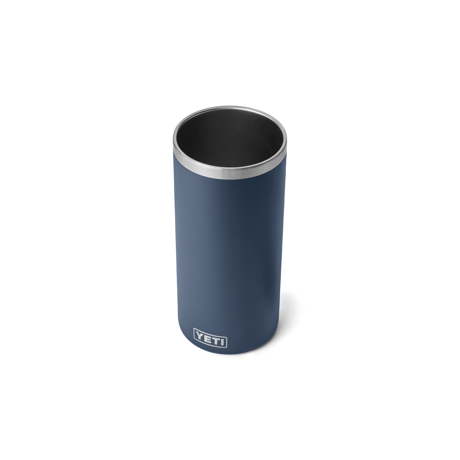 Der YETI® Rambler® Weinkühler in navy mit Edelstahlrand und doppelwandiger Vakuumisolierung steht aufrecht auf weißem Grund.