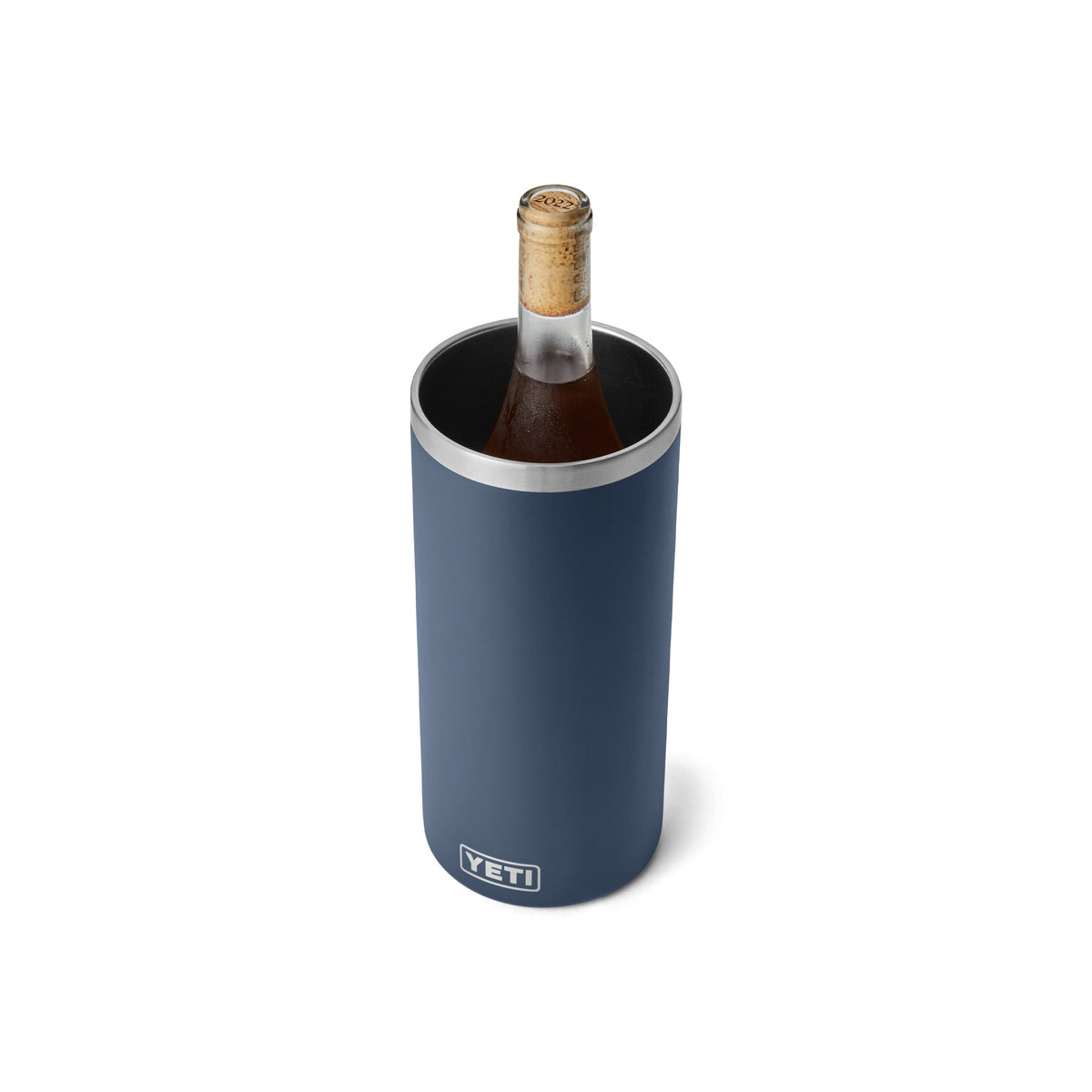 Eine verkorkte Weinflasche steht aufrecht in einem marineblauen YETI® Rambler® Weinkühler mit doppelwandiger Vakuumisolierung und einem Edelstahlrand, isoliert auf weißem Hintergrund.