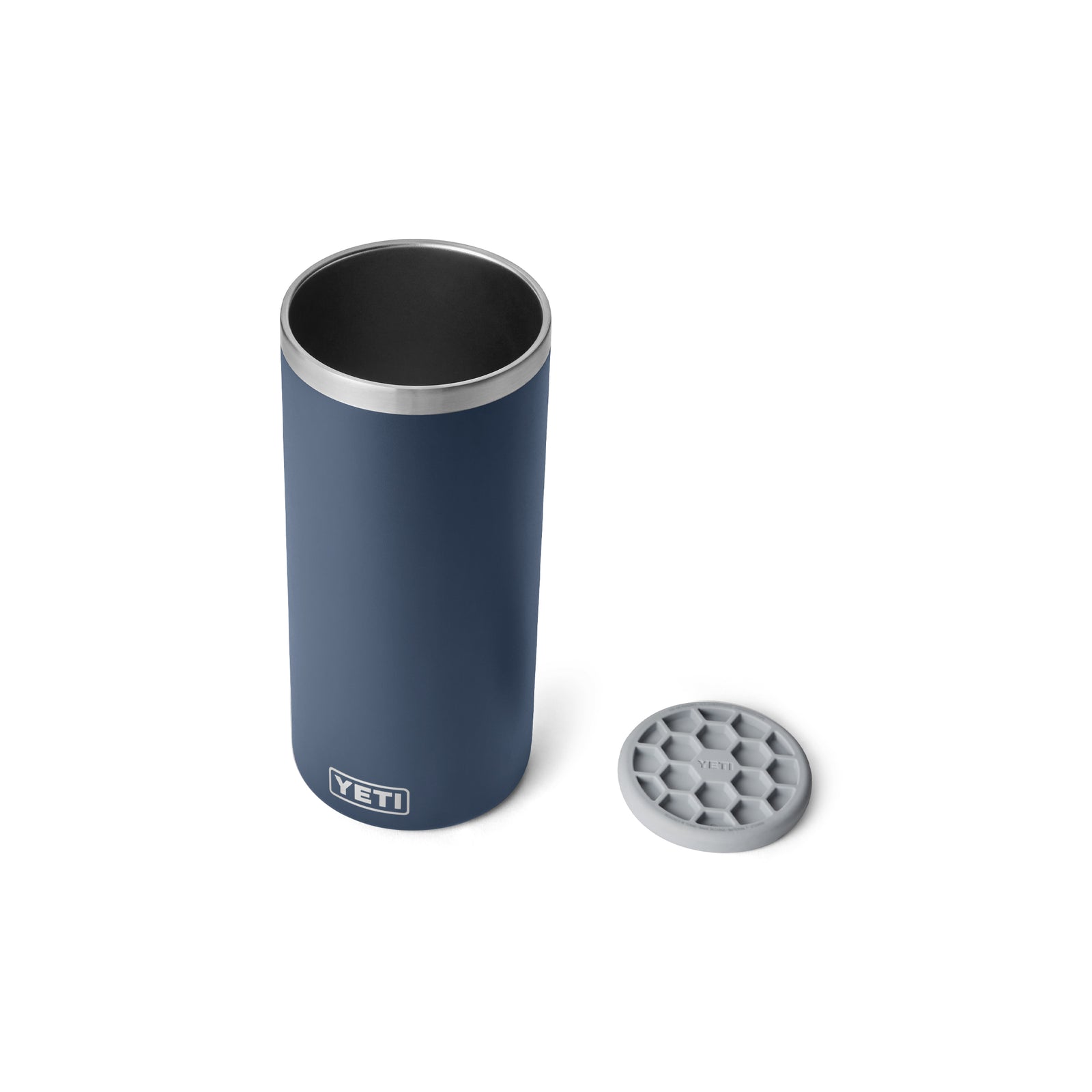 Ein marineblauer YETI® Rambler® Weinkühler steht aufrecht neben seinem abgetrennten grauen strukturierten Deckel auf weißem Hintergrund und hebt die doppelwandige Vakuumisolierung von YETI hervor.