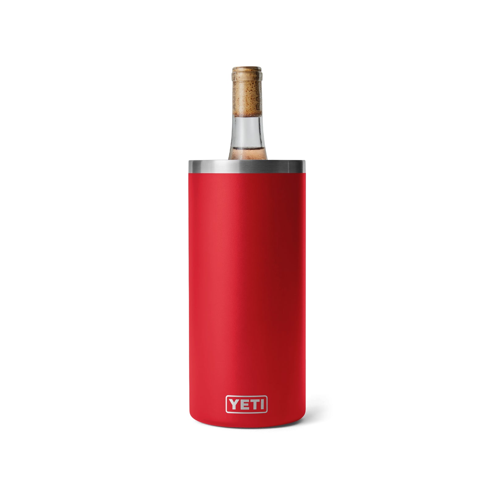 Der YETI® Rambler® Weinkühler - Rescue Red aus Edelstahl mit Vakuumisolierung hält eine Weinflasche mit Korken stehend auf schlichtem, weißem Hintergrund.