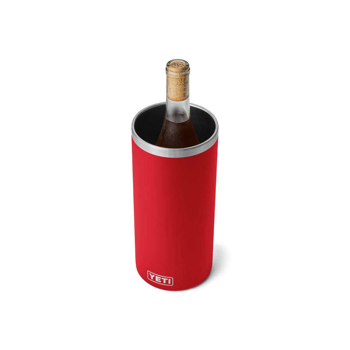 Der YETI® Rambler® Weinkühler in Rescue Red aus Edelstahl mit Vakuumisolierung hält Weinflaschen optimal temperiert, präsentiert vor weißem Hintergrund.