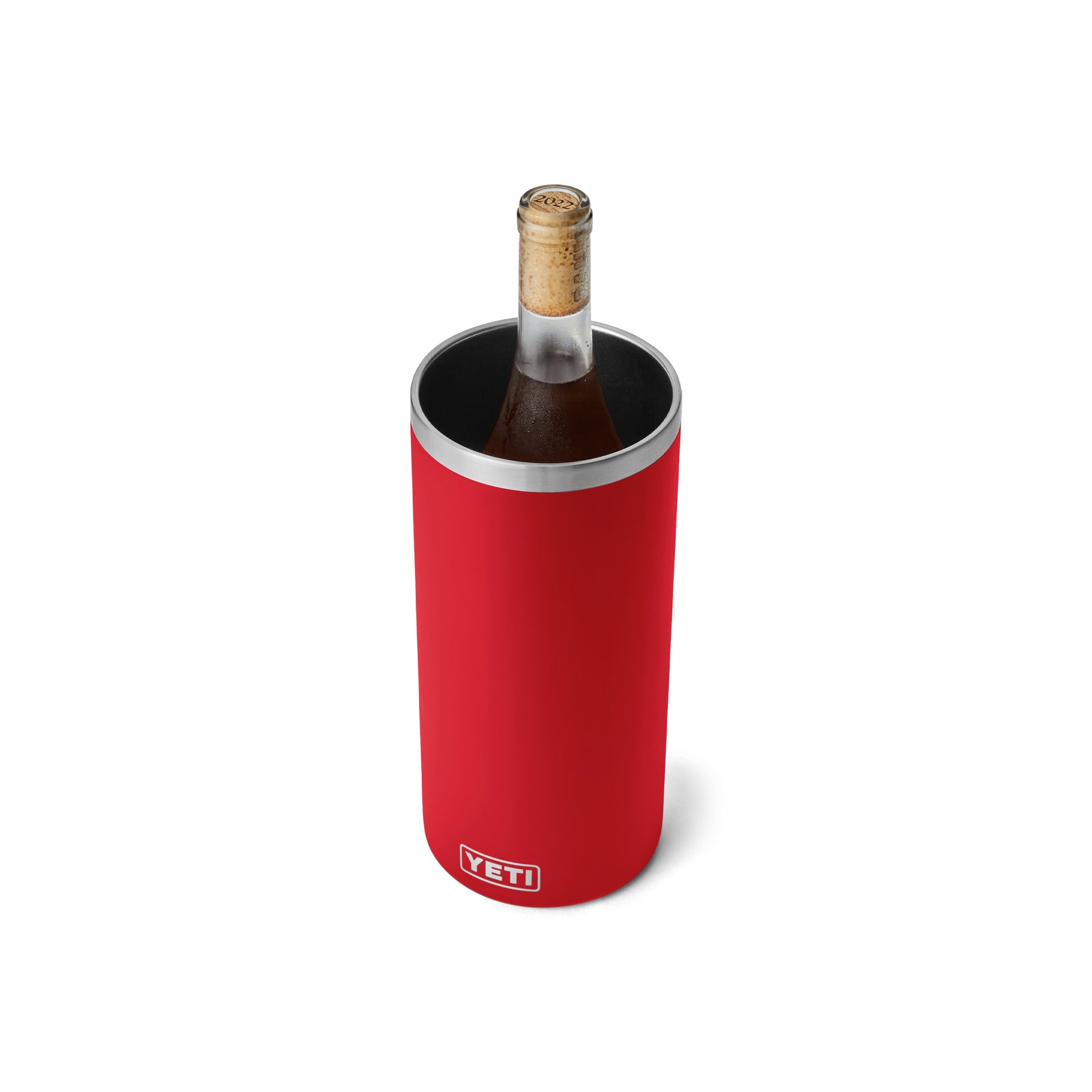 Der YETI® Rambler® Weinkühler in Rescue Red aus Edelstahl mit Vakuumisolierung hält Weinflaschen optimal temperiert, präsentiert vor weißem Hintergrund.
