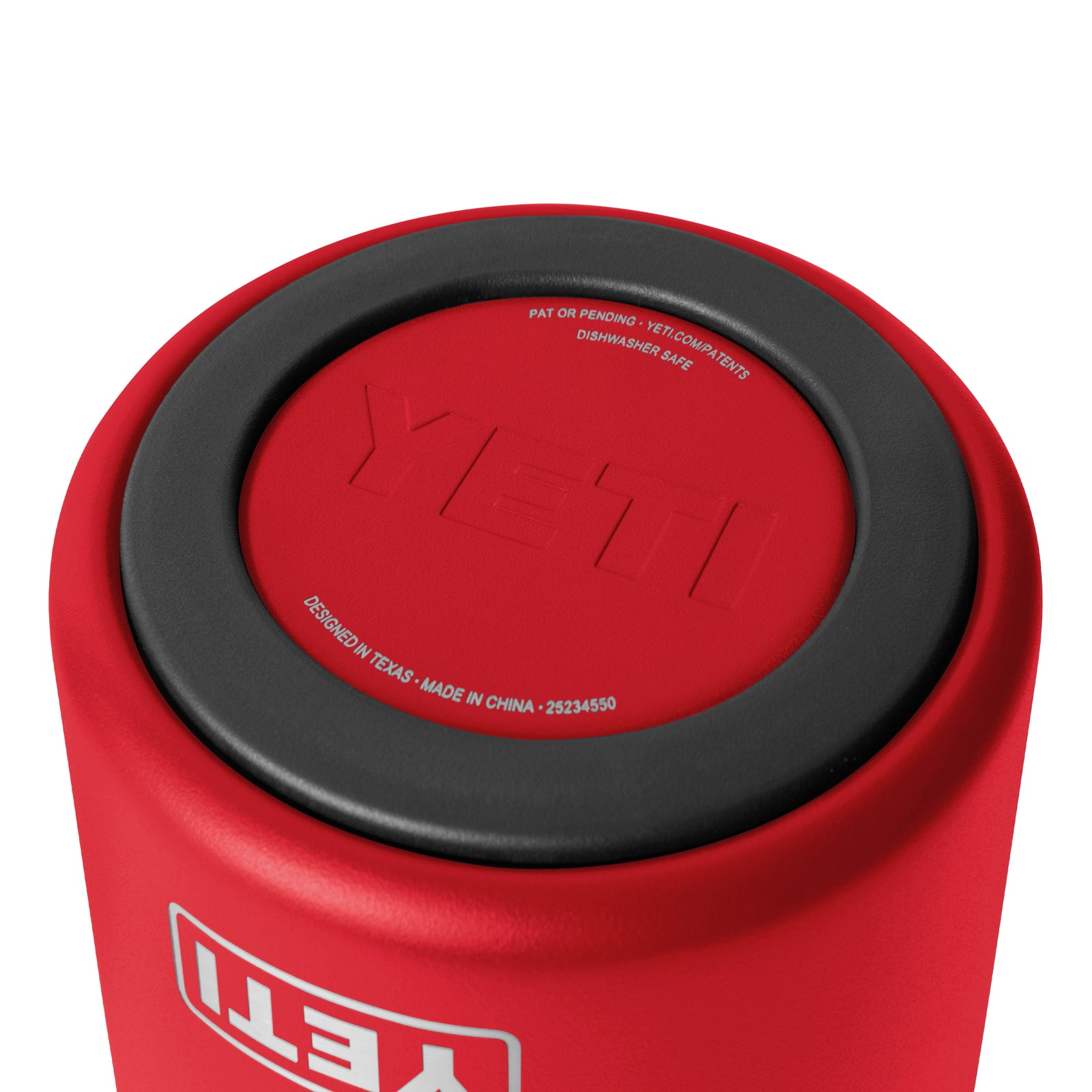 Nahaufnahme des Bodens eines Rescue Red YETI® Rambler® Weinkühlers mit eingeprägtem YETI-Logo und weißen Produktdetails, mit einem schwarzen, runden Gummiboden am Rand.