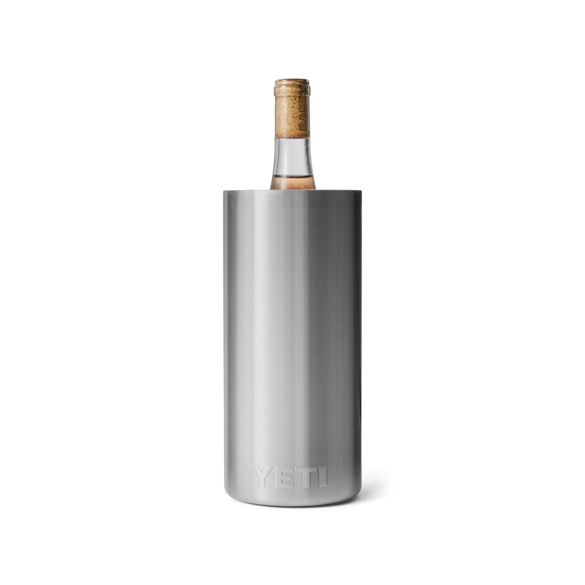 Der YETI® Rambler® Weinkühler aus Edelstahl von YETI hält Ihre Weinflasche optimal gekühlt - stilvoll präsentiert neben einer korkverschlossenen Flasche auf weißem Hintergrund.