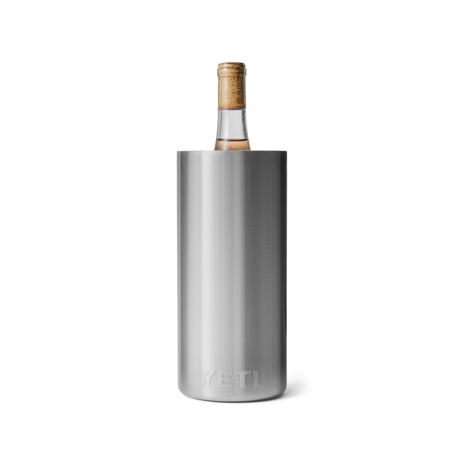 Der YETI® Rambler® Weinkühler aus Edelstahl von YETI hält Ihre Weinflasche optimal gekühlt - stilvoll präsentiert neben einer korkverschlossenen Flasche auf weißem Hintergrund.