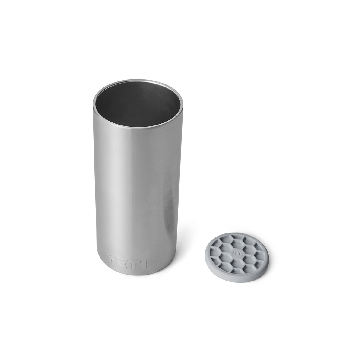 Der YETI® Rambler® Weinkühler - Stainless Steel von YETI steht aufrecht neben seinem grauen, wabenförmigen Deckel; beide liegen auf weißem Hintergrund.