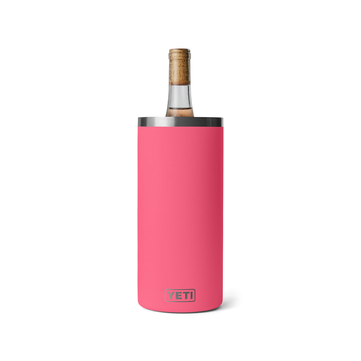 Ein YETI® Rambler® Weinkühler - Tropical Pink mit Edelstahlrand und Vakuumisolierung hält eine verkorkte Weinflasche vor einem weißen Hintergrund.