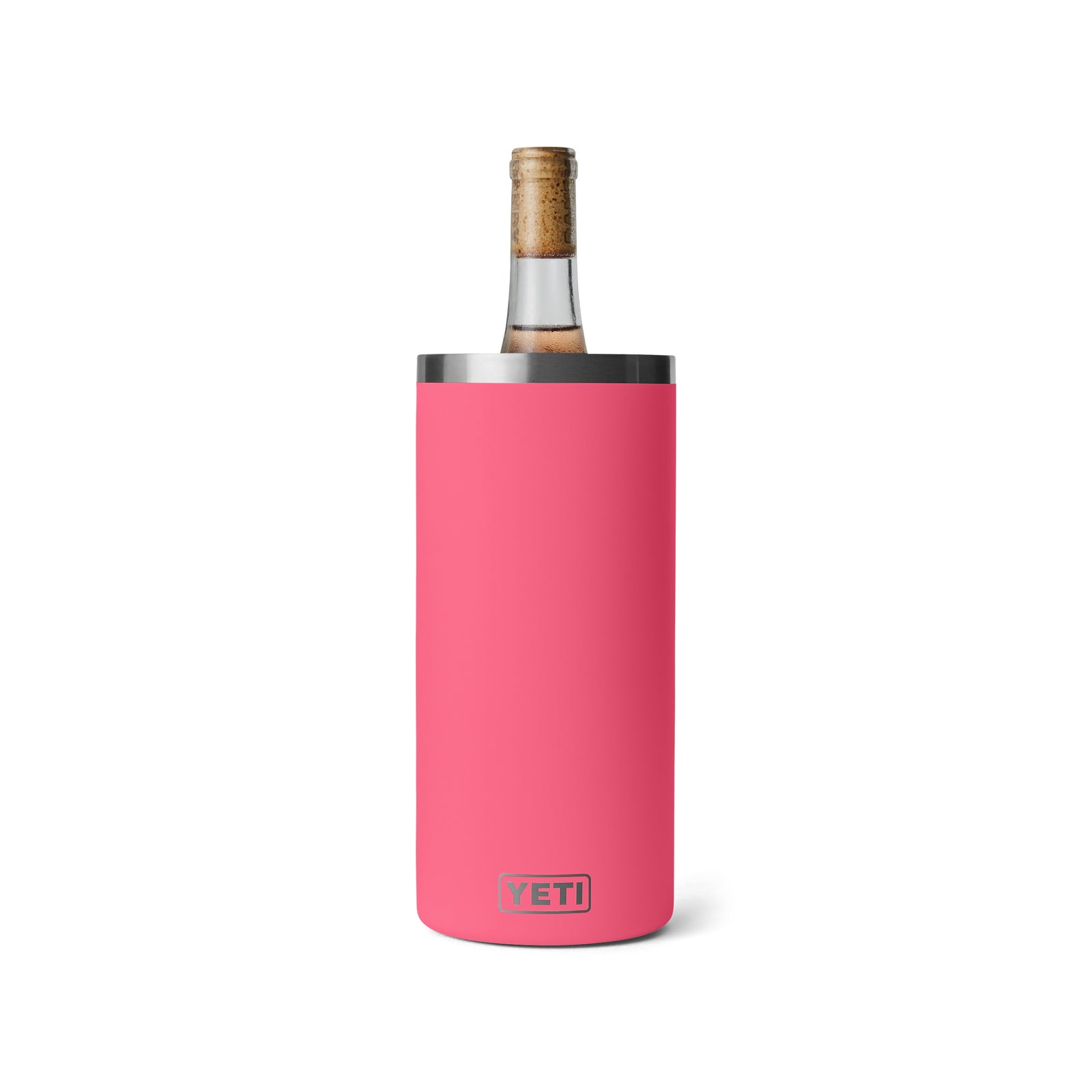 Ein YETI® Rambler® Weinkühler - Tropical Pink mit Edelstahlrand und Vakuumisolierung hält eine verkorkte Weinflasche vor einem weißen Hintergrund.