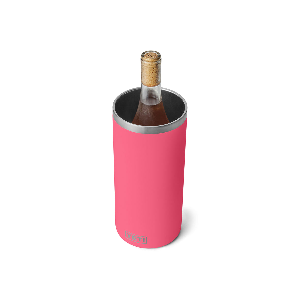 Der YETI® Rambler® Weinkühler in Tropical Pink mit Vakuumisolierung und glattem Edelstahlrand hält eine mit Kork verschlossene Weinflasche sicher vor einem weißen Hintergrund.