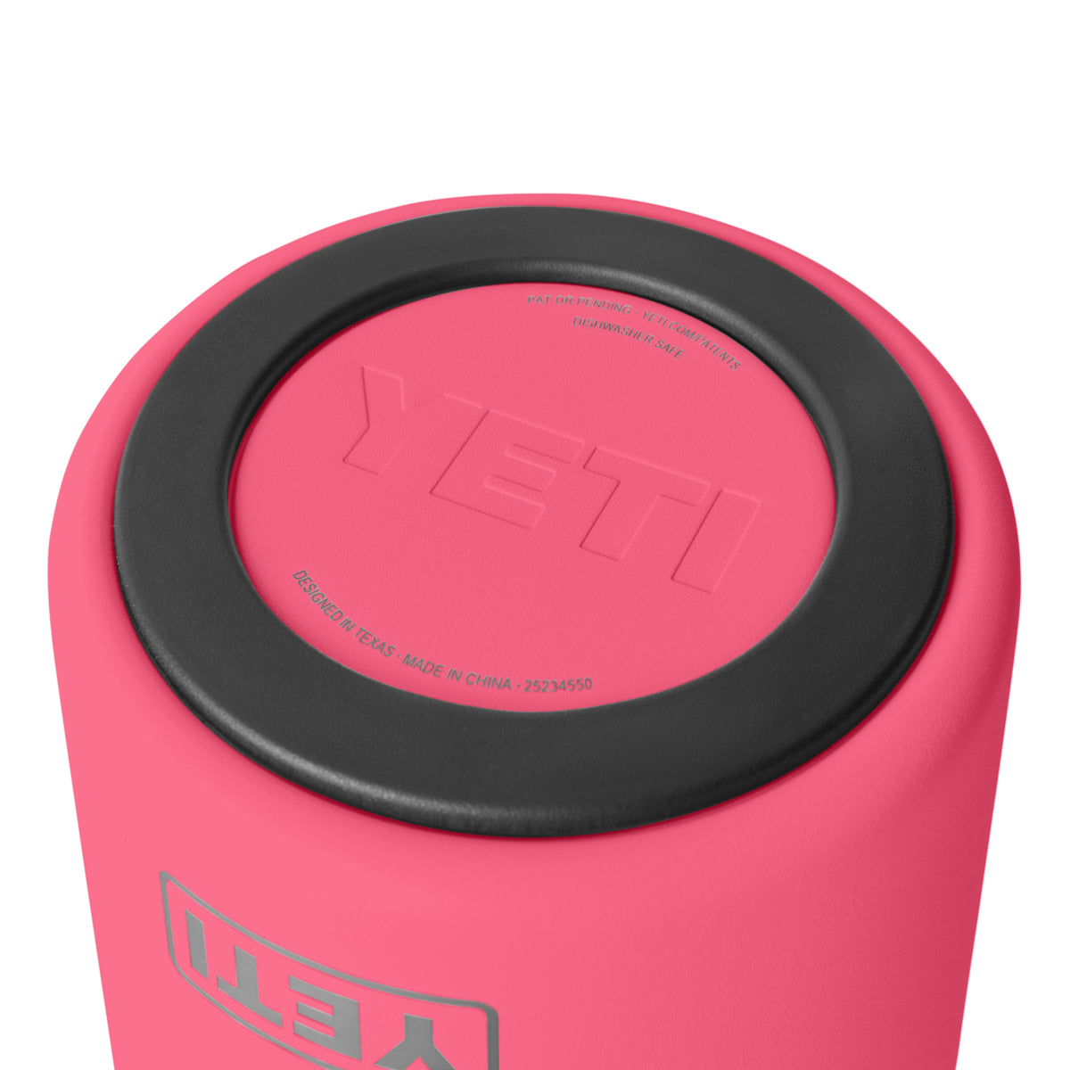Nahaufnahme des Bodens eines YETI® Rambler® Weinkühlers - Tropical Pink, mit dem erhabenen YETI-Logo auf dem schwarzen, runden Boden und Details zu seiner hochwertigen Edelstahl-Konstruktion und Vakuumisolierung.