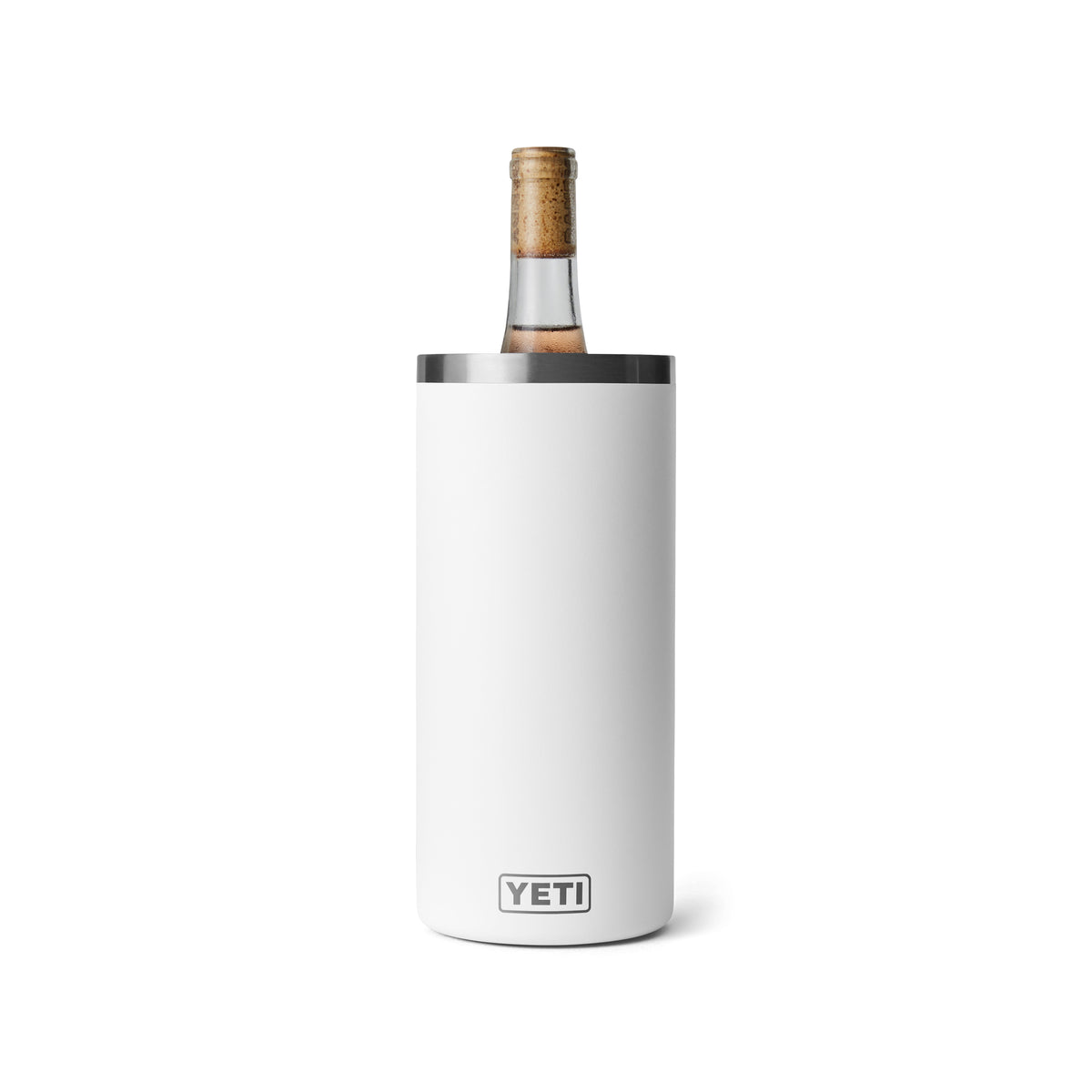 Der weiße YETI® Rambler® Weinkühler von YETI mit Vakuumisolierung hält eine Weinflasche mit Korken und steht vor einem schlichten weißen Hintergrund.