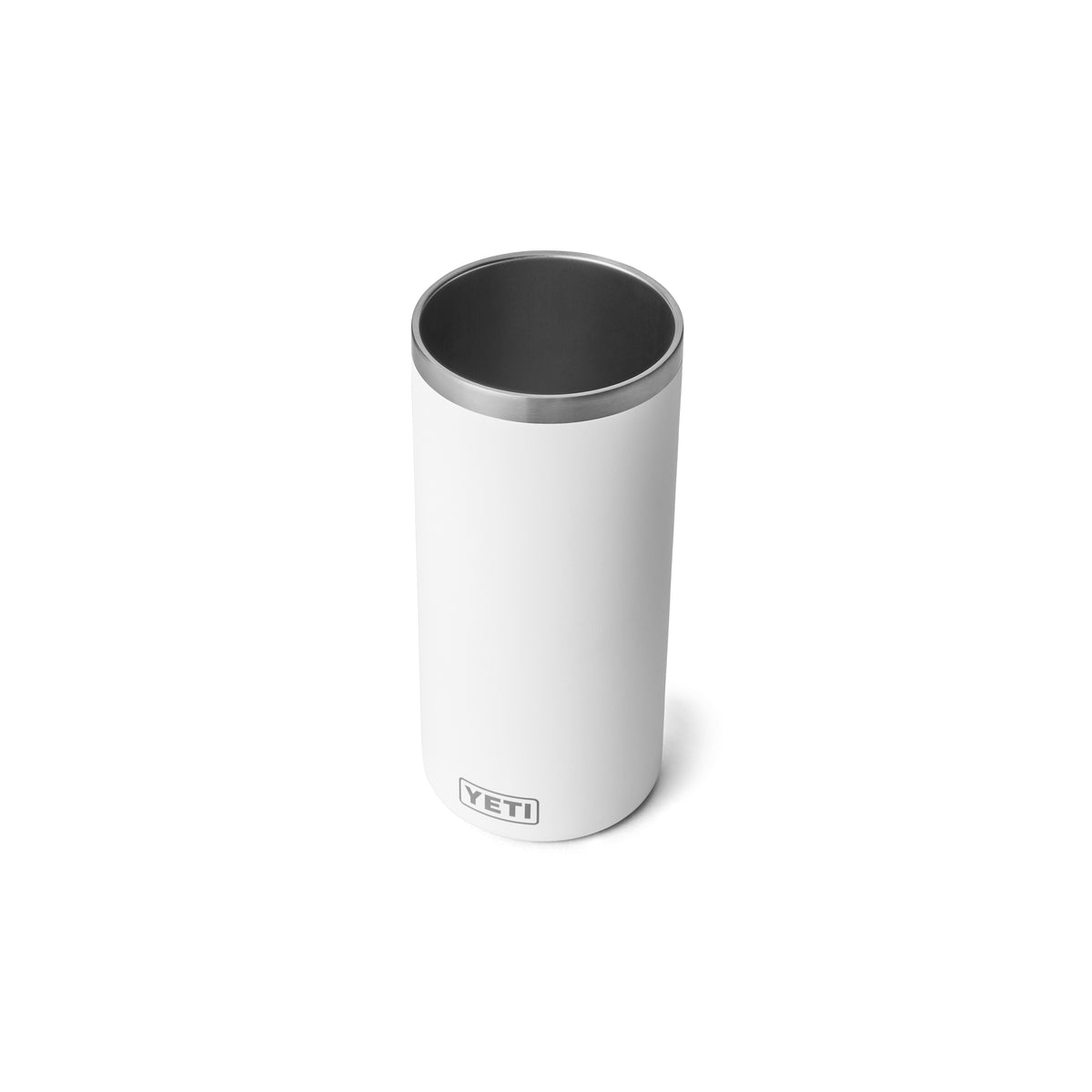 Ein weißer, zylindrischer YETI® Rambler® Weinkühler, hergestellt aus Edelstahl mit Vakuumisolierung und einem silbernen Rand, steht leer auf einem weißen Hintergrund. Das YETI-Logo ist in der Nähe des Bodens sichtbar.