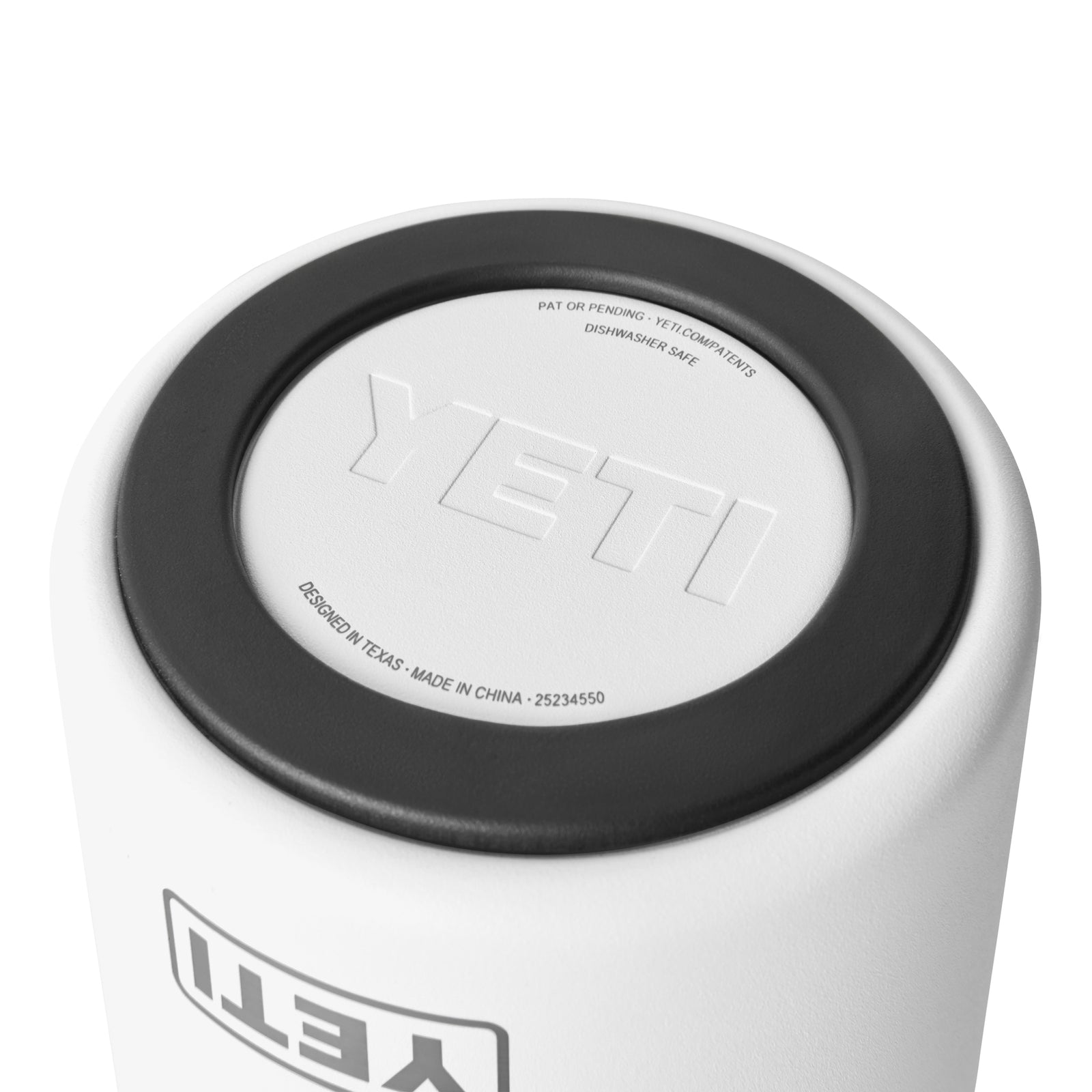 Die Unterseite des YETI® Rambler® Weinkühlers - White zeigt seinen schwarzen Gummiboden mit eingeprägtem YETI-Branding und Details wie DISHWASHER SAFE, Vakuumisolierung und DESIGNED IN TEXAS - MADE IN CHINA.