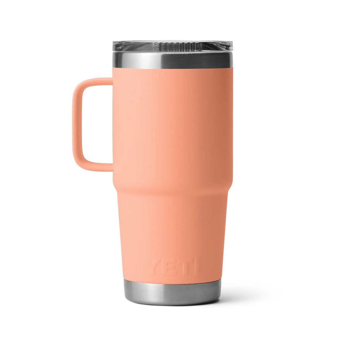 Der YETI® Reisebecher Rambler 20 Oz in Lowcountry Peach hat einen Griff, einen durchsichtigen StrongHold-Deckel und einen Rand und Boden aus Edelstahl. Der YETI Markenname ist in der Nähe des Bodens eingeprägt.