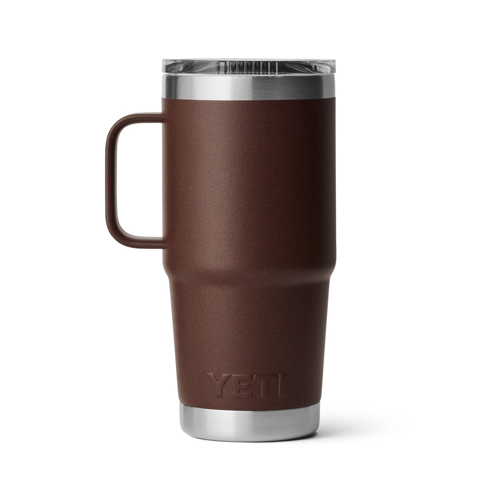 Der YETI® Reisebecher Rambler 20 Oz in Wetlands Brown ist ein isolierter Reisebecher mit Henkel, klarem StrongHold Deckel, Edelstahlboden und geprägtem YETI-Logo am Boden.