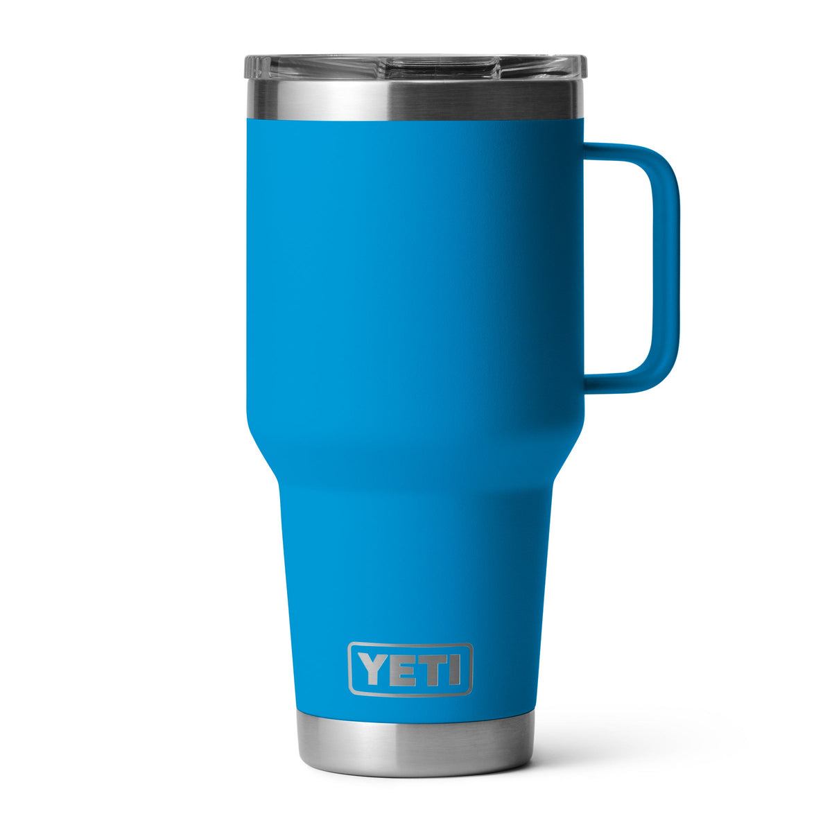 Der YETI® Reisebecher Rambler 30 Oz in Big Wave Blue verfügt über einen Griff, einen Boden aus Edelstahl und einen durchsichtigen Deckel, der vor einem weißen Hintergrund abgebildet ist.