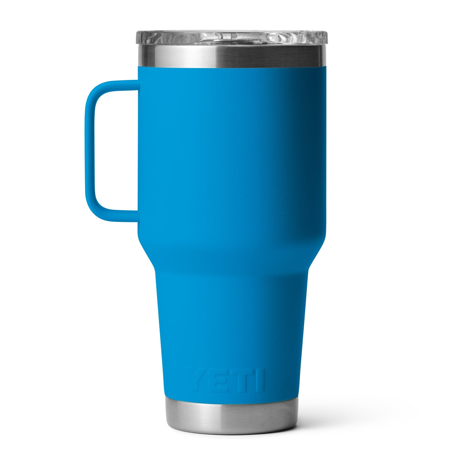 Der YETI® Reisebecher Rambler 30 Oz in Big Wave Blue ist ein großer, mattierter Edelstahlbecher mit Henkel, auslaufsicherem Deckel und geprägtem YETI-Logo am Boden.