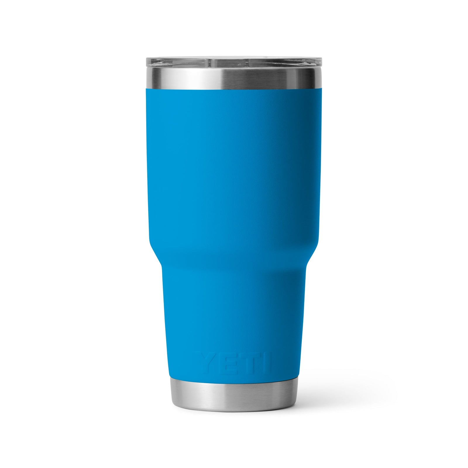Der YETI® Reisebecher Rambler 30 Oz in Big Wave Blue, ein hoher Edelstahl-Reisebecher mit klarem, auslaufsicherem Deckel, steht aufrecht auf weißem Hintergrund.