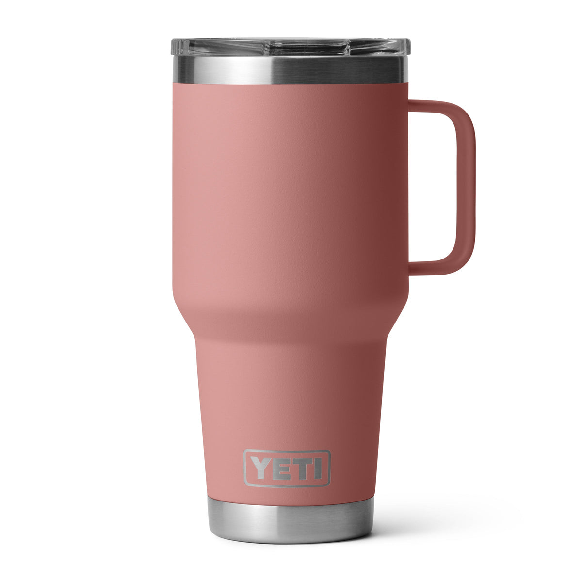 Ein YETI® Reisebecher Rambler 30 Oz in Sandstone Pink mit Griff, Edelstahlboden und durchsichtigem Deckel ist auf einem weißen Hintergrund abgebildet.