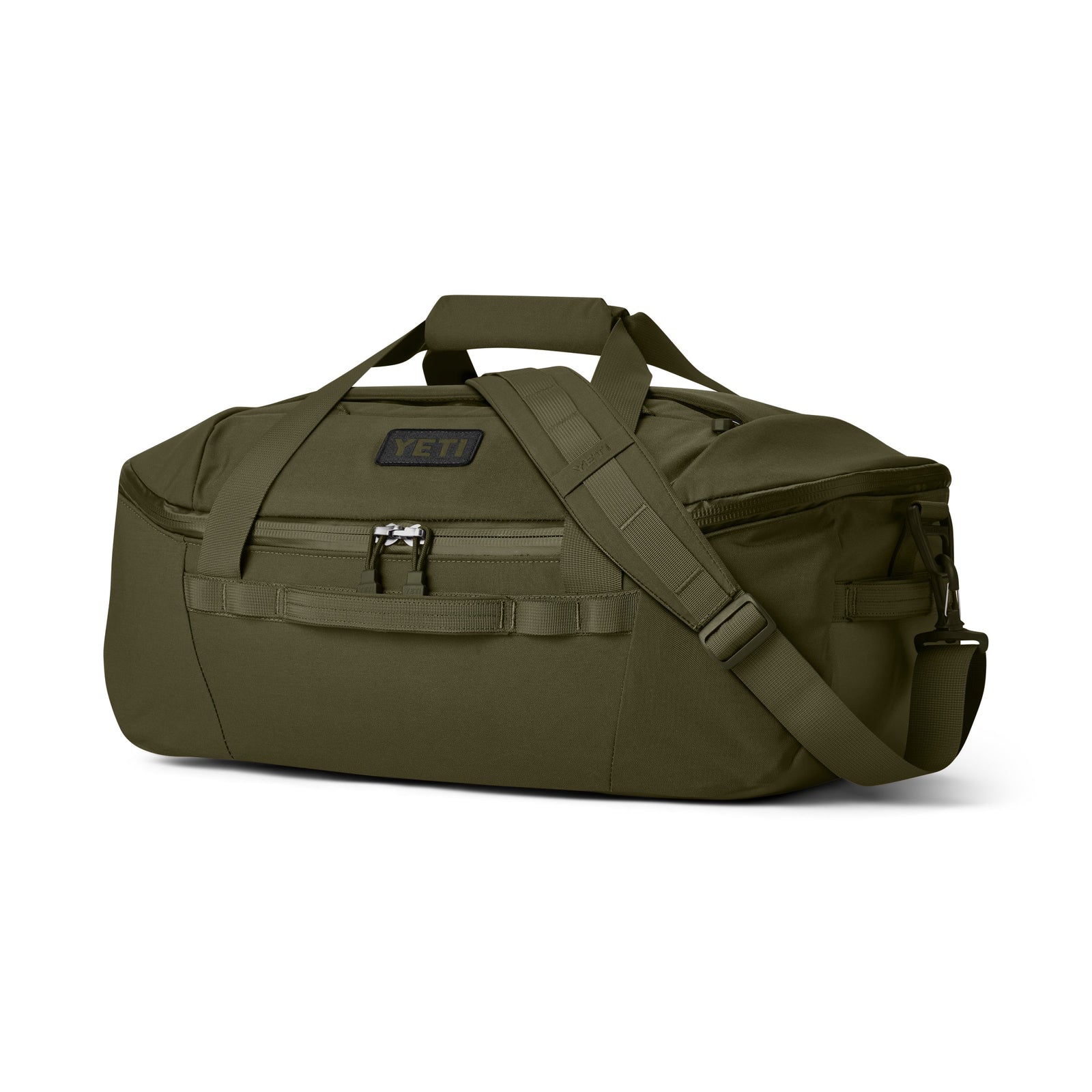 Die YETI® Reisetasche Crossroads® 40L in Olive aus strapazierfähigem TuffSkin-Nylon verfügt über einen Tragegriff, einen verstellbaren Schultergurt und eine Reißverschlusstasche auf der Vorderseite, abgebildet auf einem weißen Hintergrund.