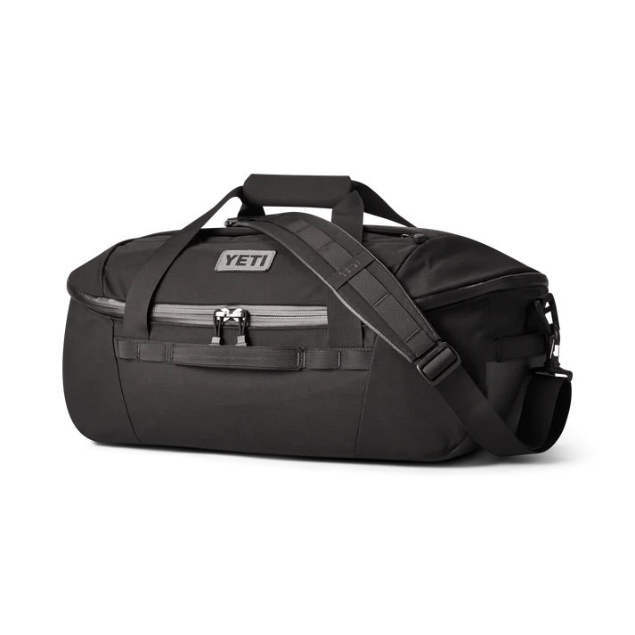Die YETI® Reisetasche Crossroads 40 L in Schwarz aus robustem TuffSkin-Nylon mit Schultergurt, Tragegriffen und einer Vordertasche mit Reißverschluss ist auf weißem Hintergrund abgebildet.