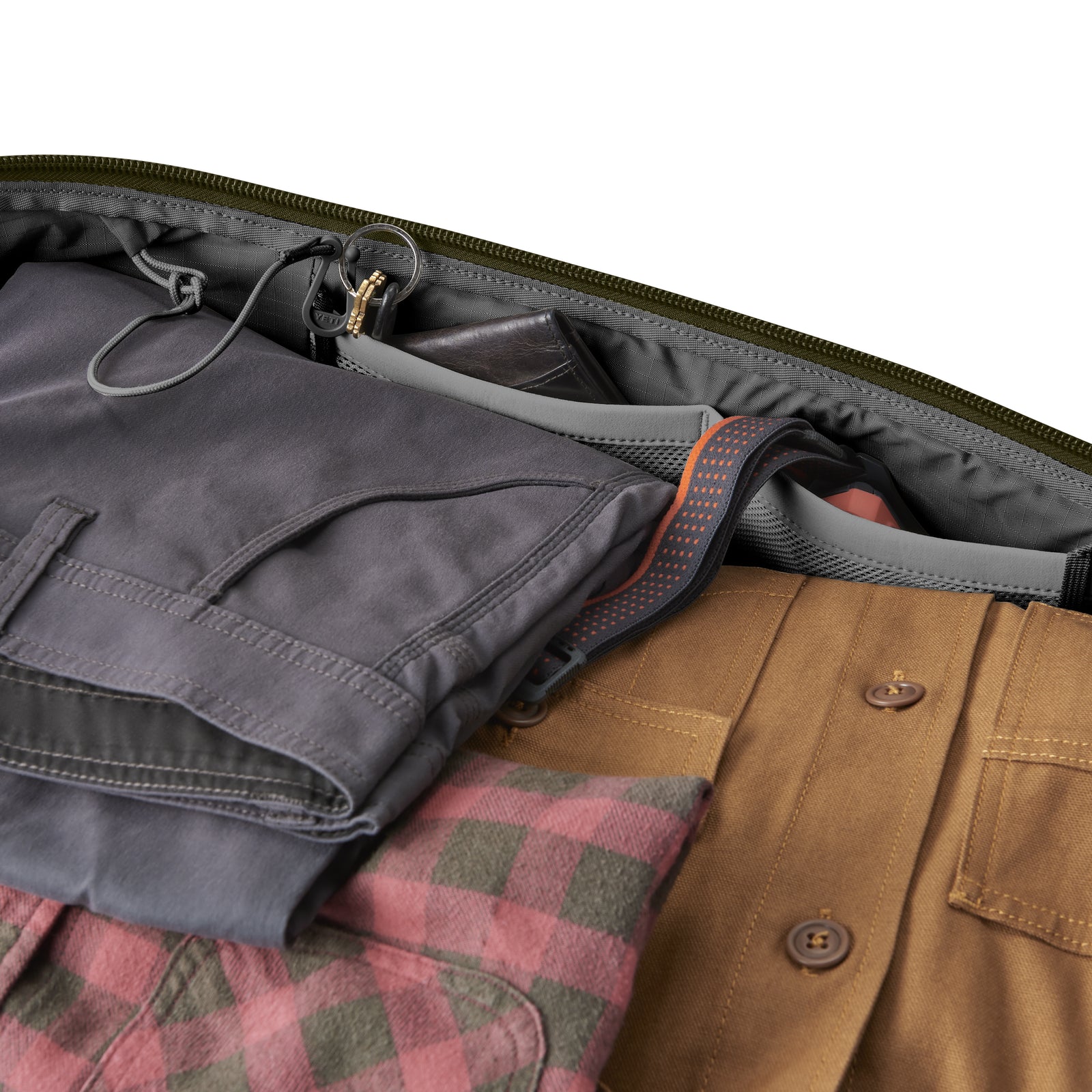 Eine geöffnete YETI® Reisetasche Crossroads® 60L - Olive aus robustem TuffSkin Nylon schützt organisierte Kleidung, Hemden, Gürtel und Zubehör zuverlässig vor Wasser und Abrieb.