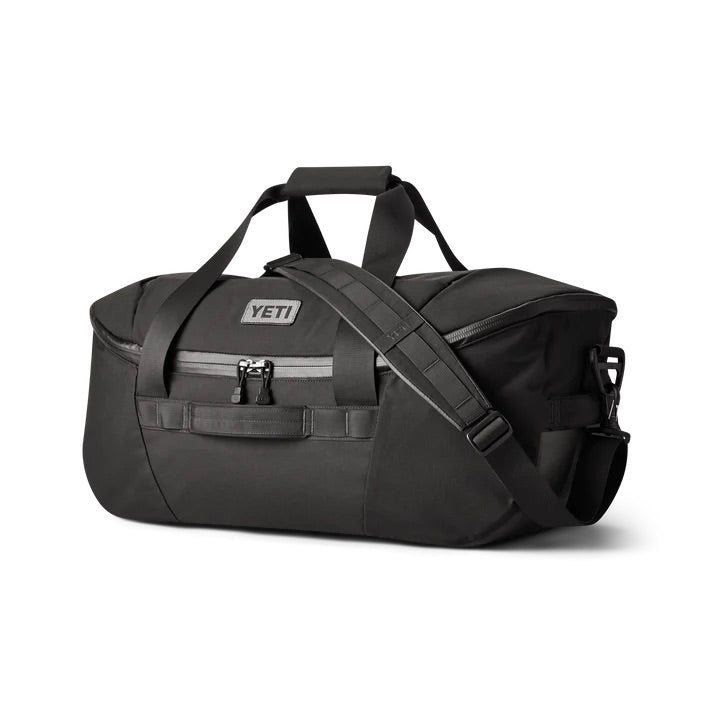 Die YETI® Reisetasche Crossroads 60 L in Schwarz von YETI ist aus strapazierfähigem TuffSkin-Nylon gefertigt und verfügt über zwei Tragegriffe, einen abnehmbaren Schultergurt, ein Hauptfach mit Reißverschluss und eine Reißverschlusstasche auf der Vorderseite - abgebildet auf einem weißen Hintergrund.
