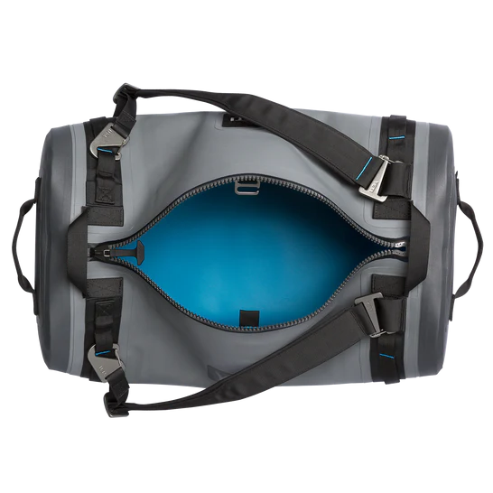 Eine Draufsicht auf die geöffnete YETI® Reisetasche Panga 50 - Storm Grey zeigt schwarze Riemen, Schnallen, einen hellblauen Innenraum und einen Reißverschluss. Der leere Seesack von YETI ist auf weißem Hintergrund abgebildet.