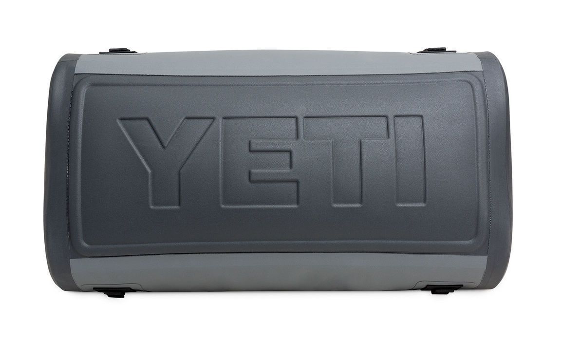 Die YETI® Reisetasche Panga 50 in Storm Grey hat ein stabiles, abgerundetes Design, schwarze Schnallenriemen und ein geprägtes YETI-Logo - ideal als wasserdichte Ausrüstungstasche.