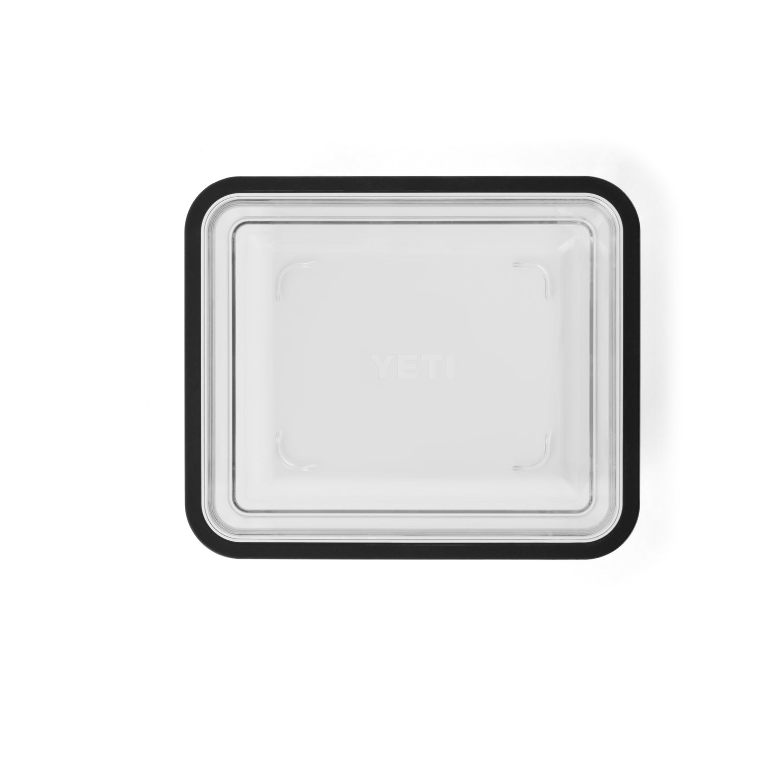 Ein kleiner, durchsichtiger, rechteckiger YETI® Roadie Cooler Basket mit einer schwarzen Gummidichtung, von oben gesehen auf weiß. Das YETI-Logo ist in der Mitte schwach sichtbar. Ideal als Ersatz für Ihr YETI-Hartschalenzubehör.