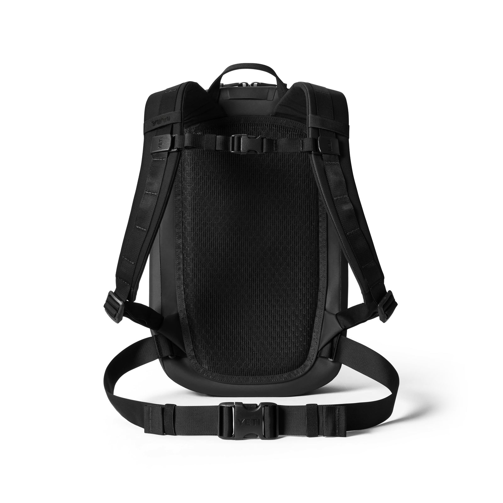 Der YETI® Rucksack Cayo™ 15L - Black ist von hinten abgebildet und verfügt über gepolsterte Schultergurte, einen Brustgurt, ein gepolstertes Netz-Rückenteil und einen Hüftgurt - ideal als wetterfester Rucksack für alle Ihre Abenteuer.