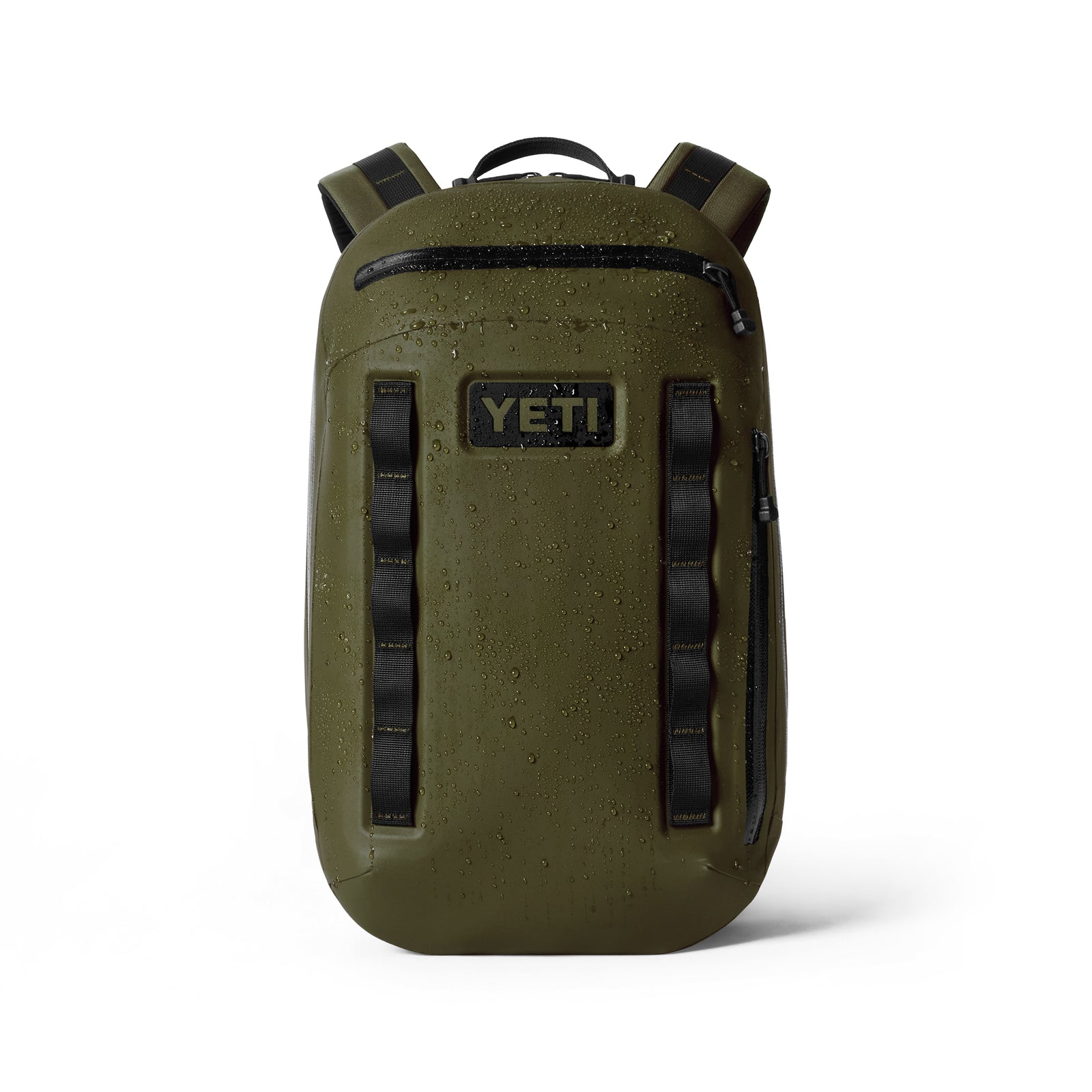 Der YETI® Rucksack Cayo™ 15L in Oliv ist mit schwarzen Trägern, Reißverschlüssen und Logoaufnäher ausgestattet. Wassertropfen perlen an der Hartschalenkonstruktion ab und unterstreichen das robuste Design dieses wasserdichten YETI-Rucksacks.