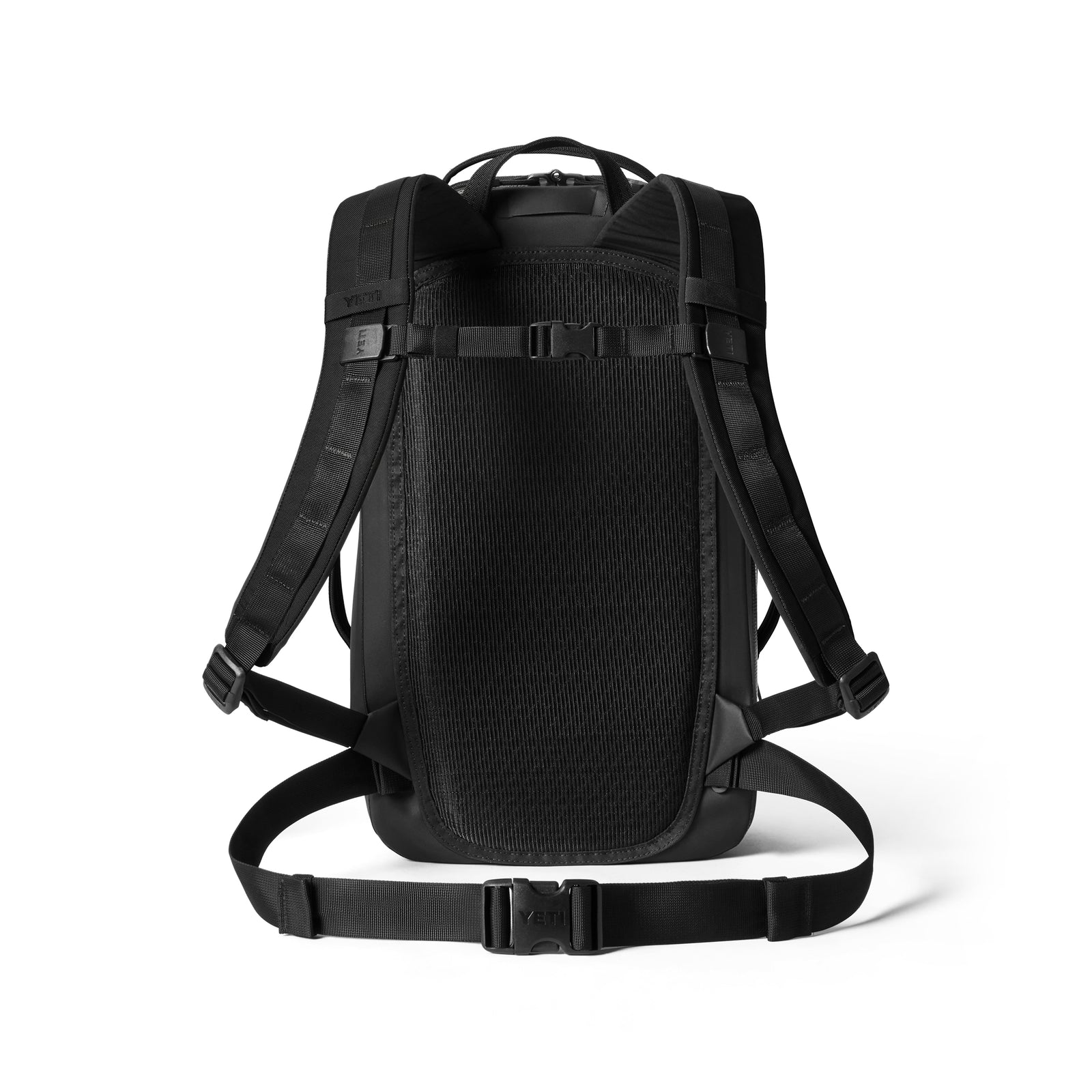 Der YETI® Rucksack Cayo™ 25L in Schwarz ist von hinten abgebildet, wobei die gepolsterten Schultergurte, der Brustgurt, der Hüftgurt zur Unterstützung und das konturierte, atmungsaktive Rückenpanel hervorgehoben werden. Der Hintergrund ist einfarbig weiß.