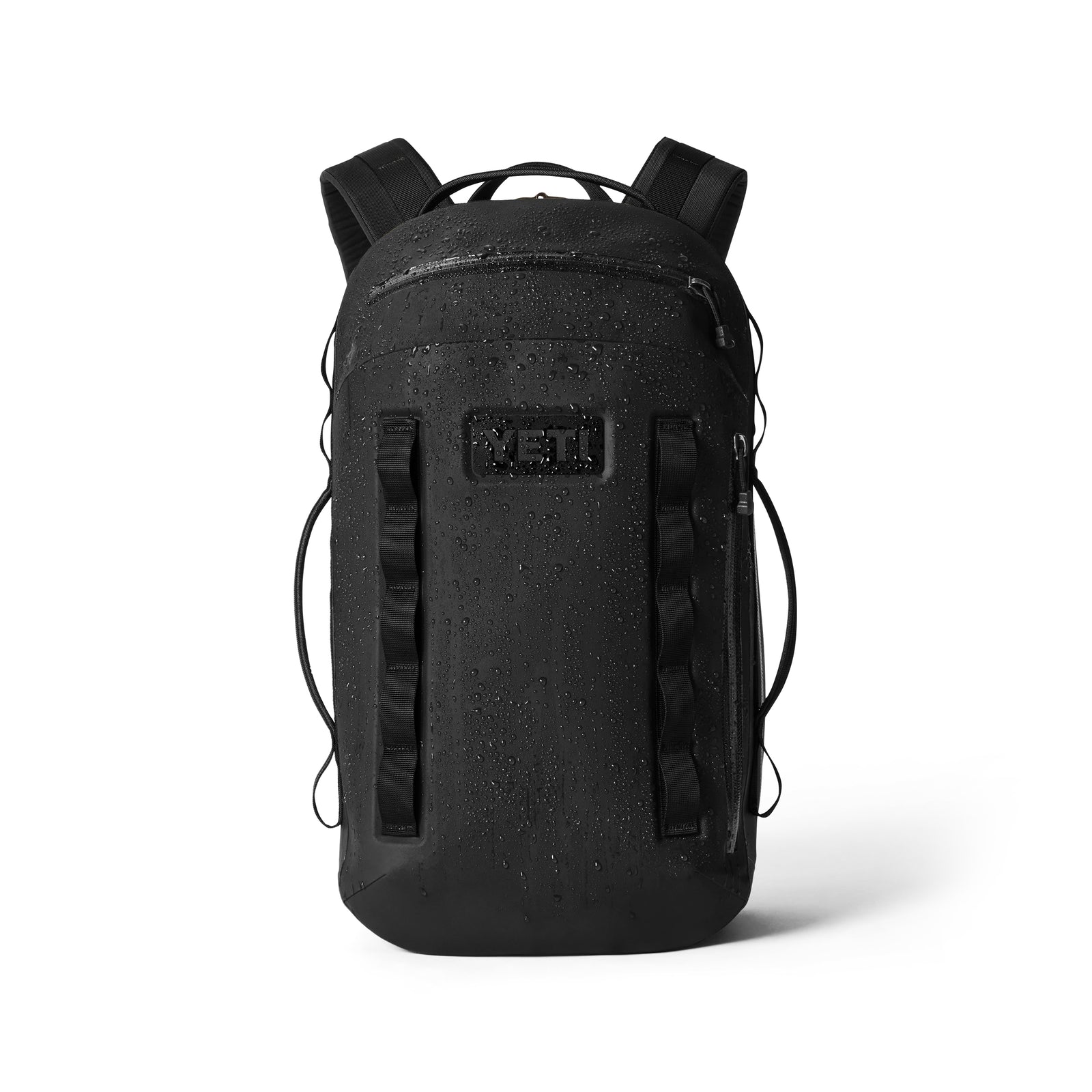 Der YETI® Rucksack Cayo™ 25L - Black wird vor einem weißen Hintergrund mit Wassertropfen abgebildet, um seine robusten und feuchtigkeitsresistenten Rucksack-Eigenschaften zu betonen.