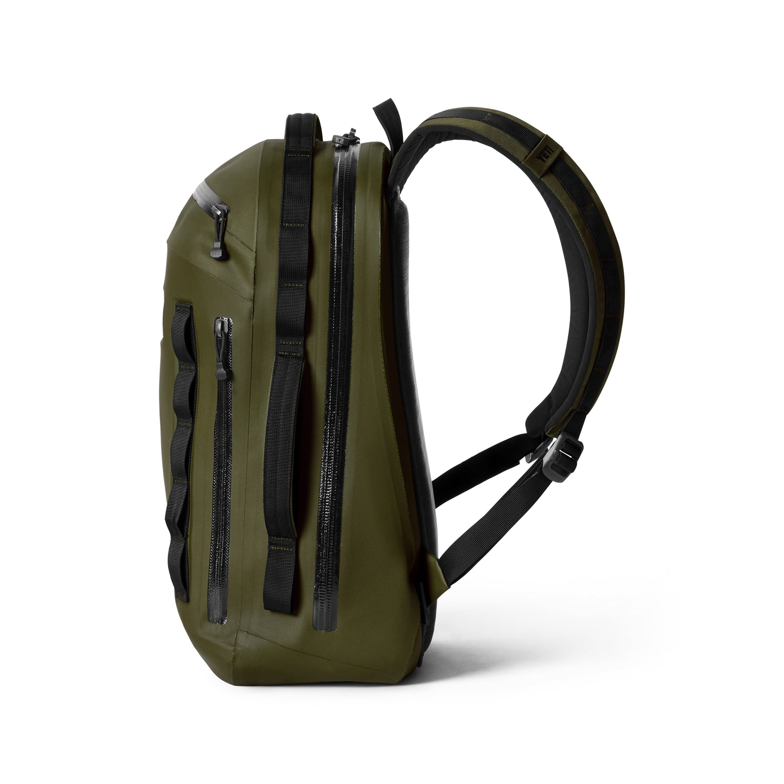 Eine Seitenansicht des YETI® Rucksack Cayo™ 25L in Oliv mit schwarzen Reißverschlüssen und gepolsterten Schultergurten, aufrecht vor einem schlichten weißen Hintergrund.