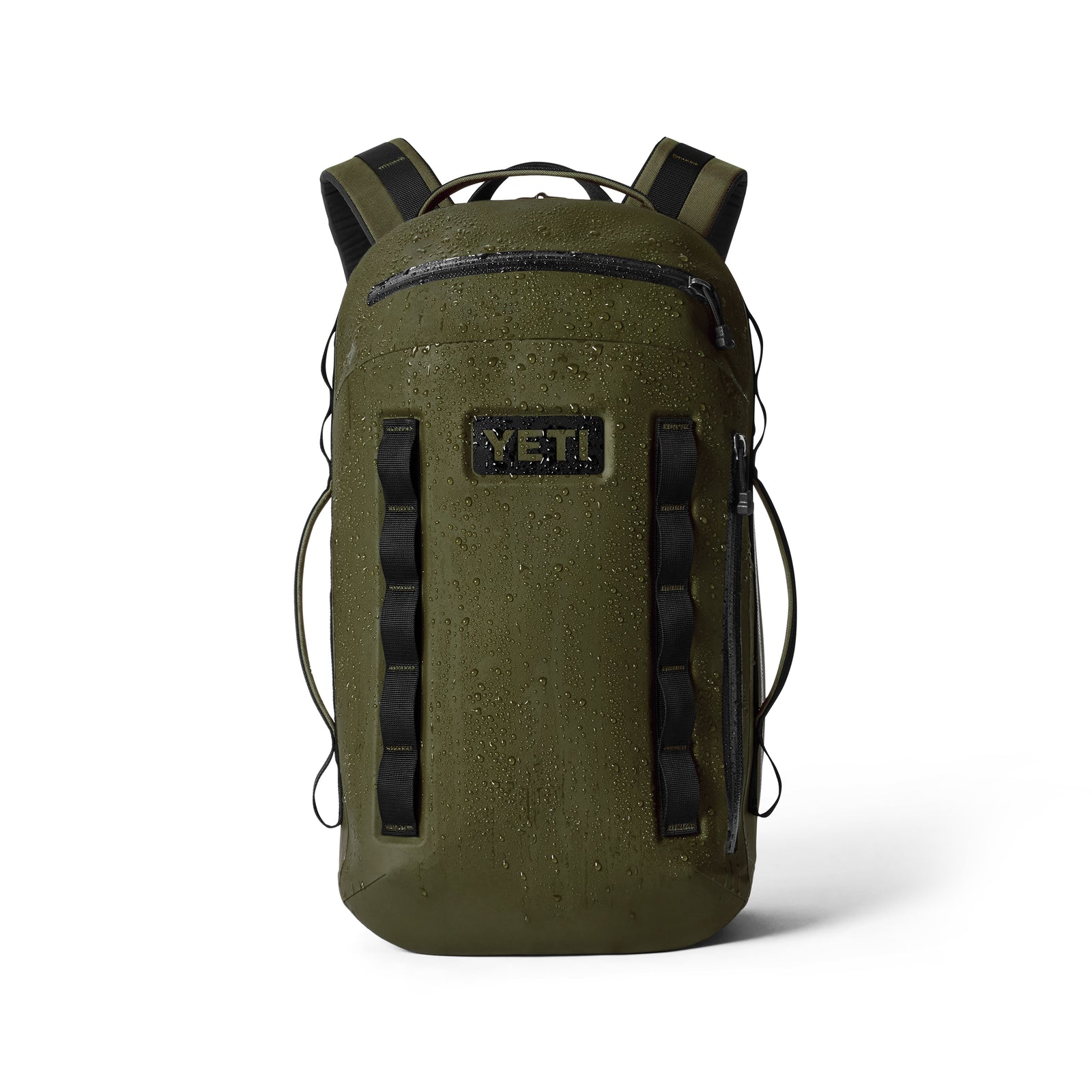 Der YETI® Rucksack Cayo™ 25L - Olive ist mit schwarzen Trägern und einer Reißverschlusstasche auf der Oberseite ausgestattet. Auf der Abbildung sind Wassertropfen auf der Oberfläche vor weißem Hintergrund zu sehen, die seine wasserdichte Beständigkeit unterstreichen.