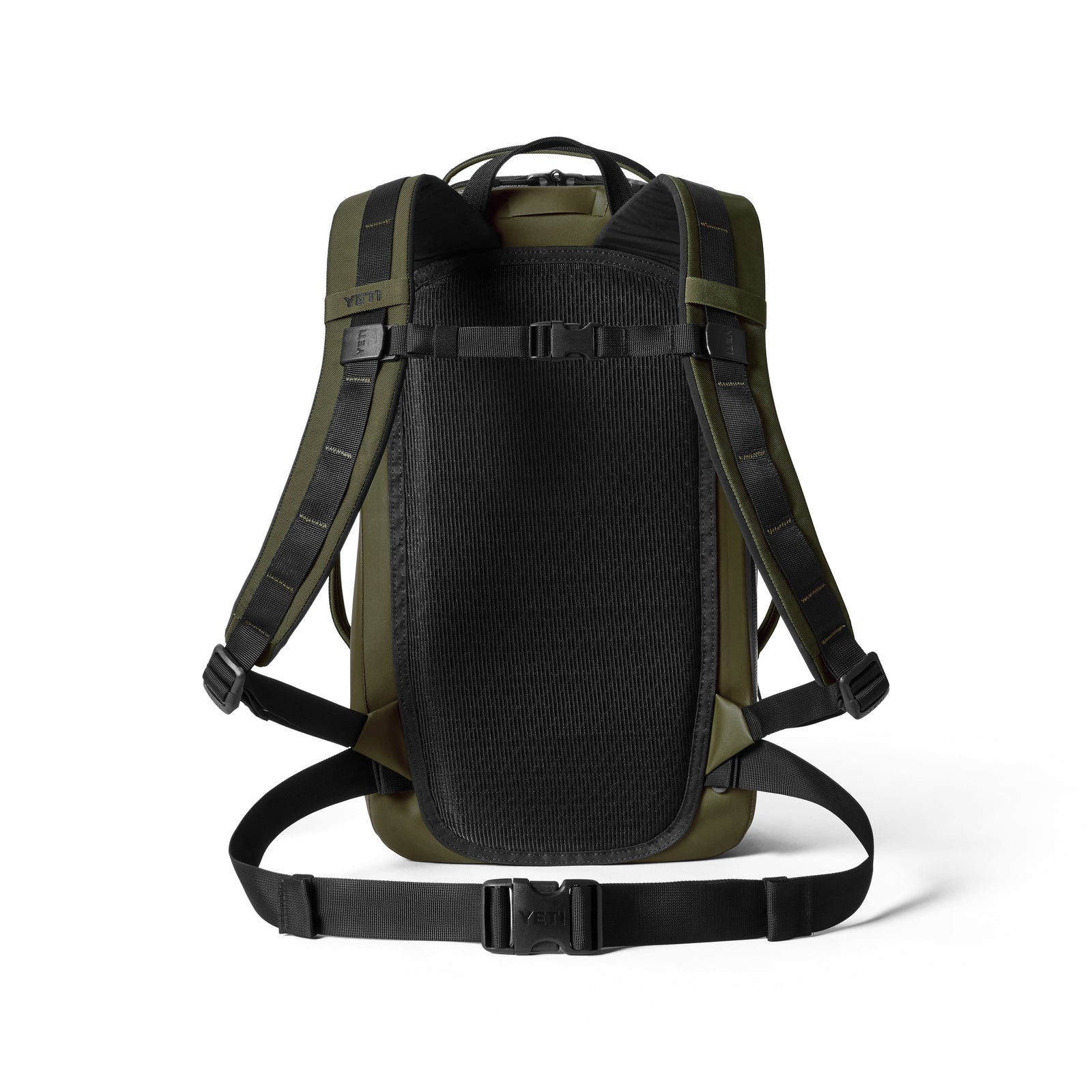 Rückansicht des YETI® Rucksack Cayo™ 25L in Olive, mit gepolsterten Schultergurten, Brustgurt, Hüftgurt und atmungsaktivem Rückenteil. Dieser wetterfeste Rucksack ist auf weißem Hintergrund abgebildet.