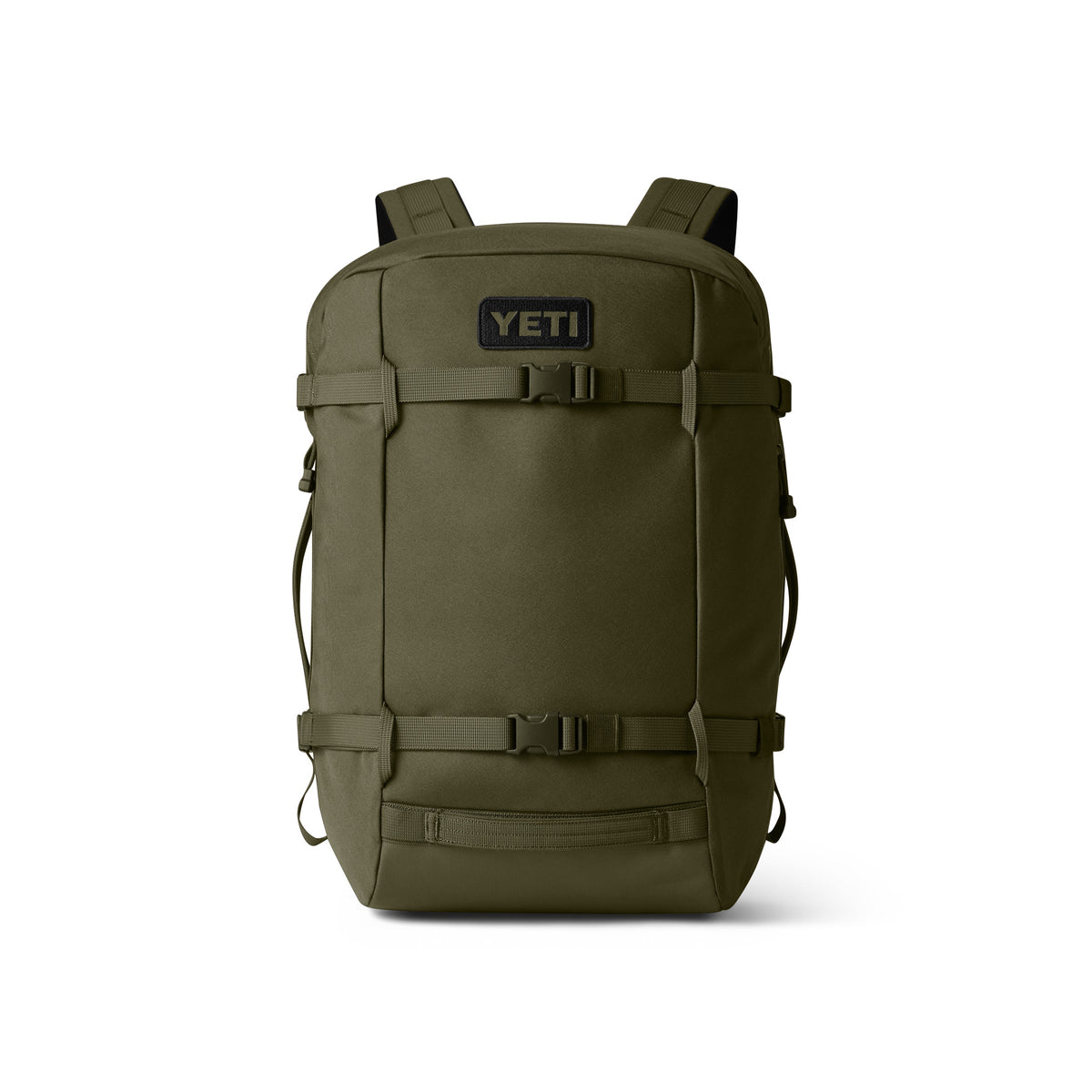 Der YETI® Rucksack Crossroads® 22L in Olive mit gepolsterten Schultergurten, Kompressionsriemen und einer Fronttasche mit Reißverschluss von YETI steht aufrecht auf weißem Grund - der perfekte robuste Tagesrucksack.