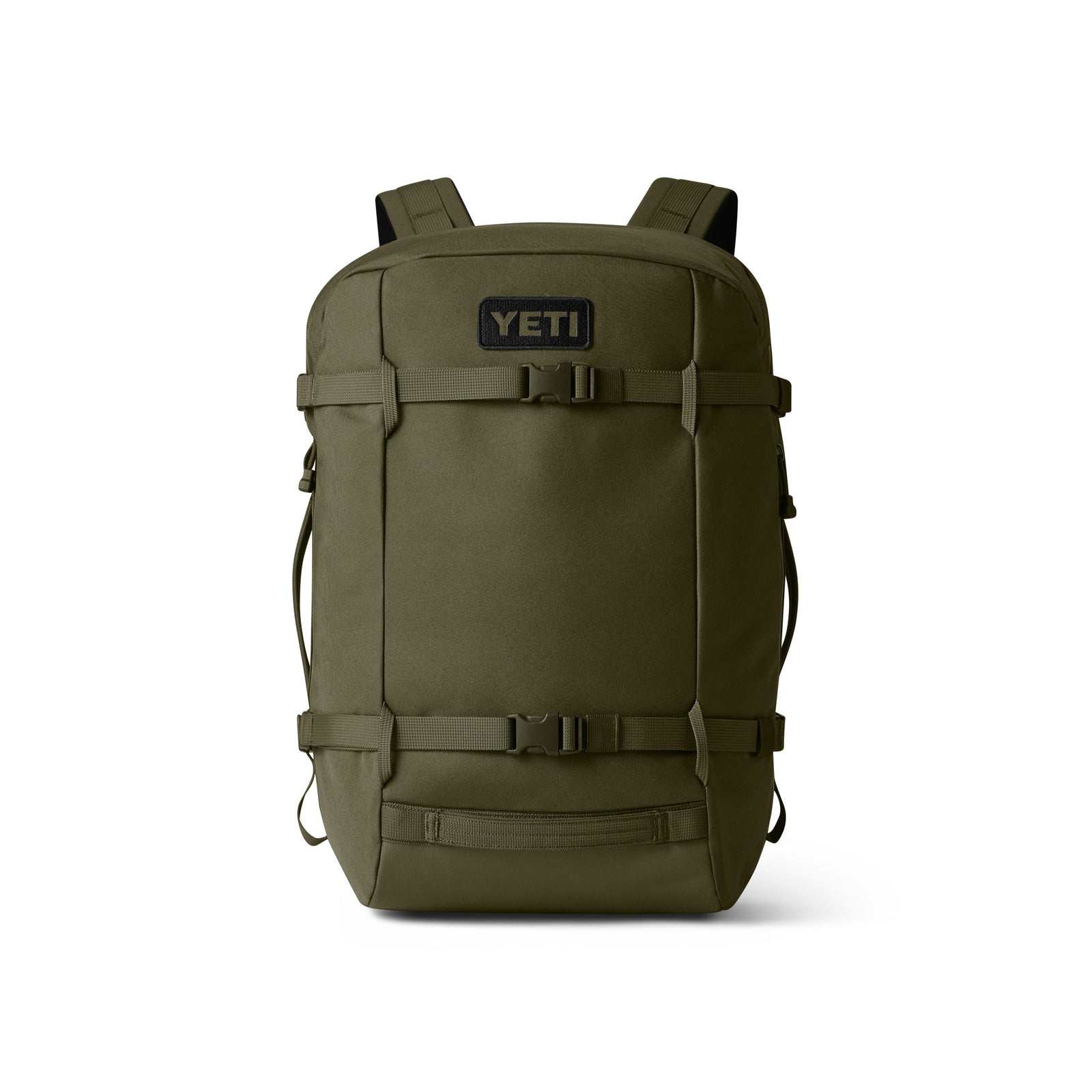 Der YETI® Rucksack Crossroads® 22L in Olive mit gepolsterten Schultergurten, Kompressionsriemen und einer Fronttasche mit Reißverschluss von YETI steht aufrecht auf weißem Grund - der perfekte robuste Tagesrucksack.