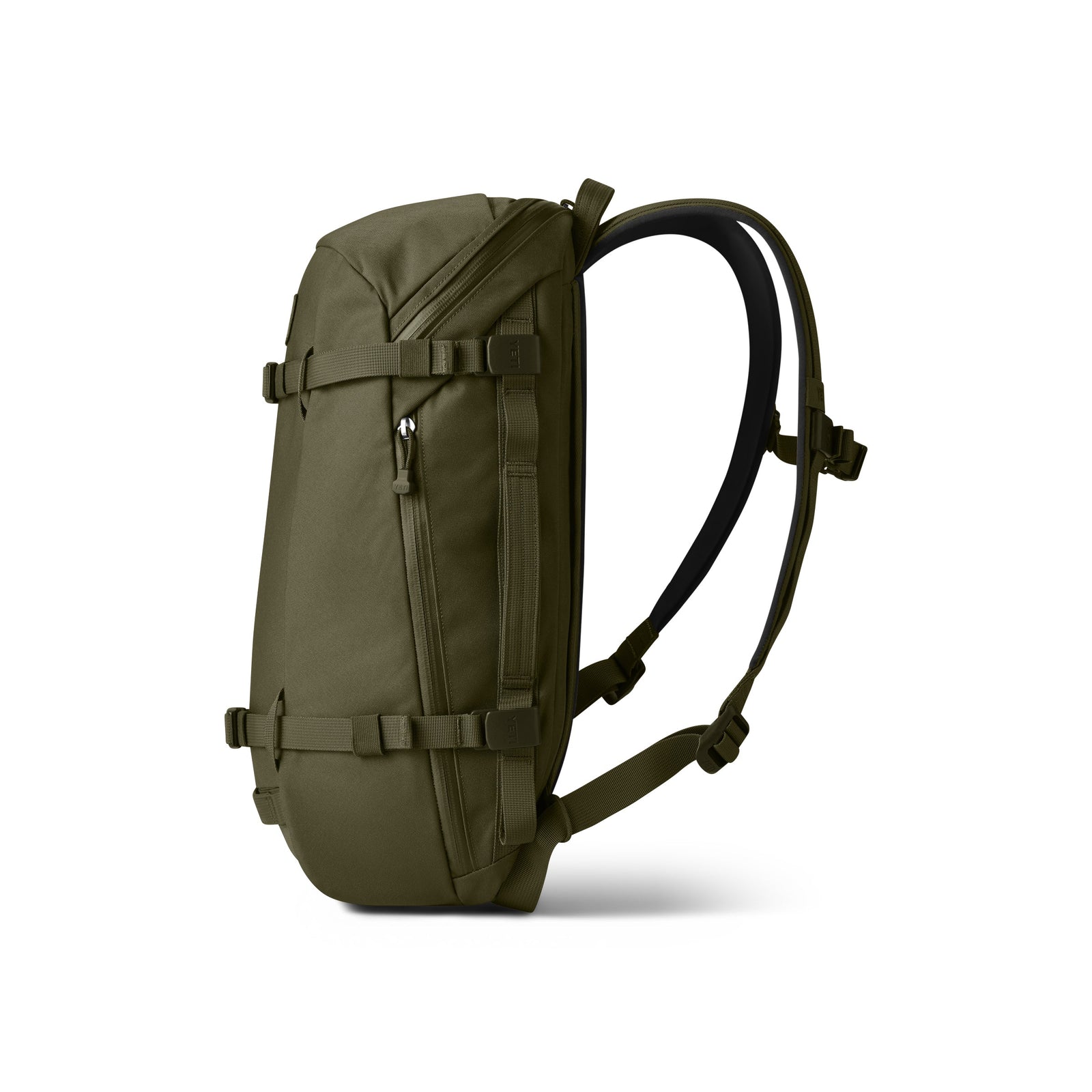 Der YETI® Rucksack Crossroads® 22L - Olive ist ein strapazierfähiger, minimalistischer Tagesrucksack von YETI mit verstellbaren Trägern, einer Reißverschlusstasche auf der Vorderseite, gepolsterten Schulterriemen und einer aufrechten Haltung auf weißem Hintergrund.