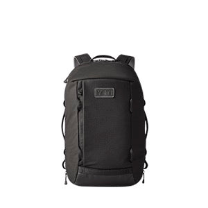Der YETI® Rucksack Crossroads® 27L in Schwarz ist auf weißem Hintergrund abgebildet und verfügt über ein gepolstertes Laptopfach, Schultergurte, eine Reißverschlusstasche auf der Vorderseite und Seitengurte.