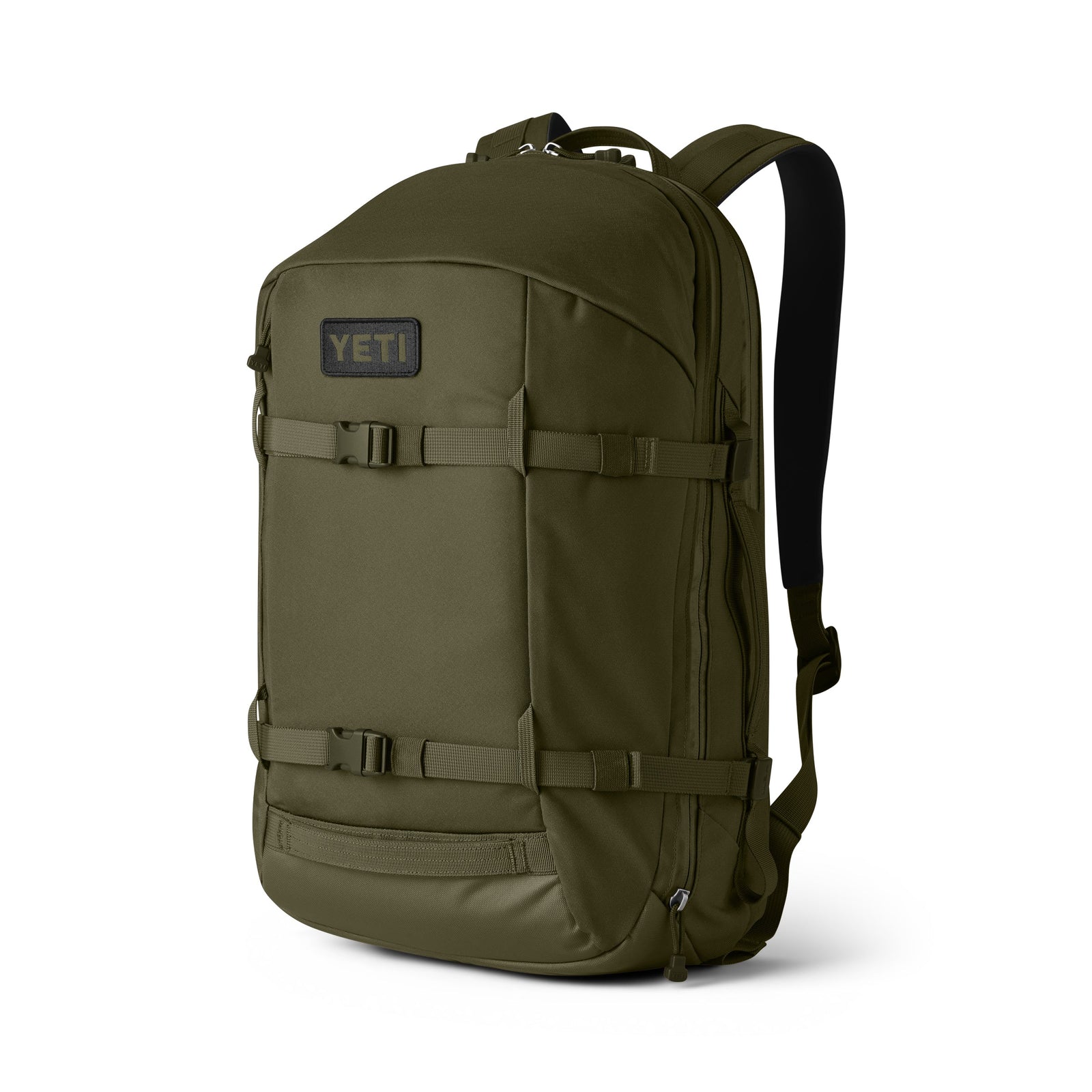 Der YETI® Rucksack Crossroads® 27L in Olive verfügt über schwarze Schulter- und Schnallengurte sowie eine untere Fronttasche mit Reißverschluss auf einem schlichten weißen Hintergrund.