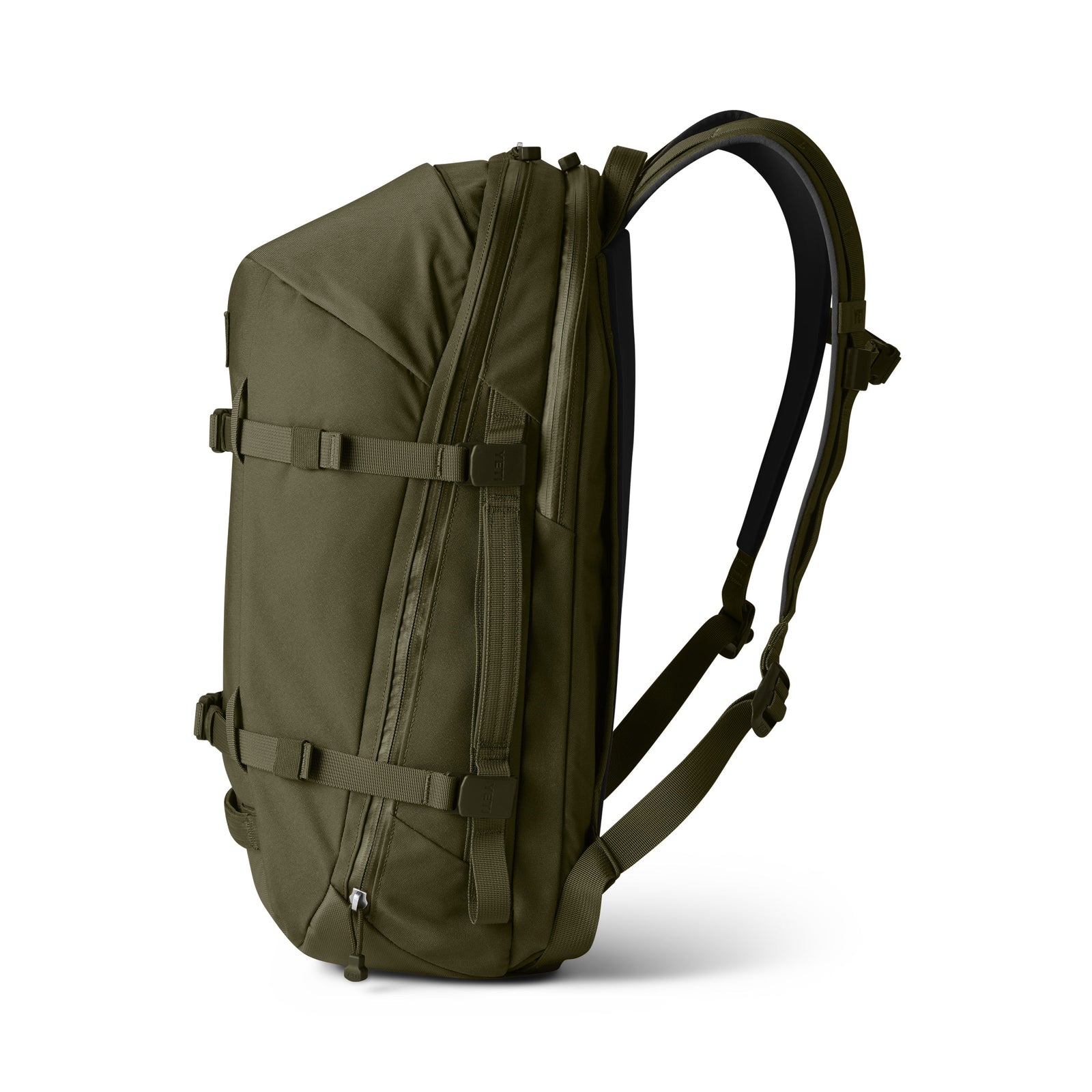 Eine Seitenansicht des YETI® Rucksack Crossroads® 27L in Oliv zeigt sein schlankes, abgewinkeltes Design mit mehreren verstellbaren Trägern, einer Fronttasche mit Reißverschluss und gepolsterten Schultergurten. Der YETI-Rucksack steht vor einem weißen Hintergrund.