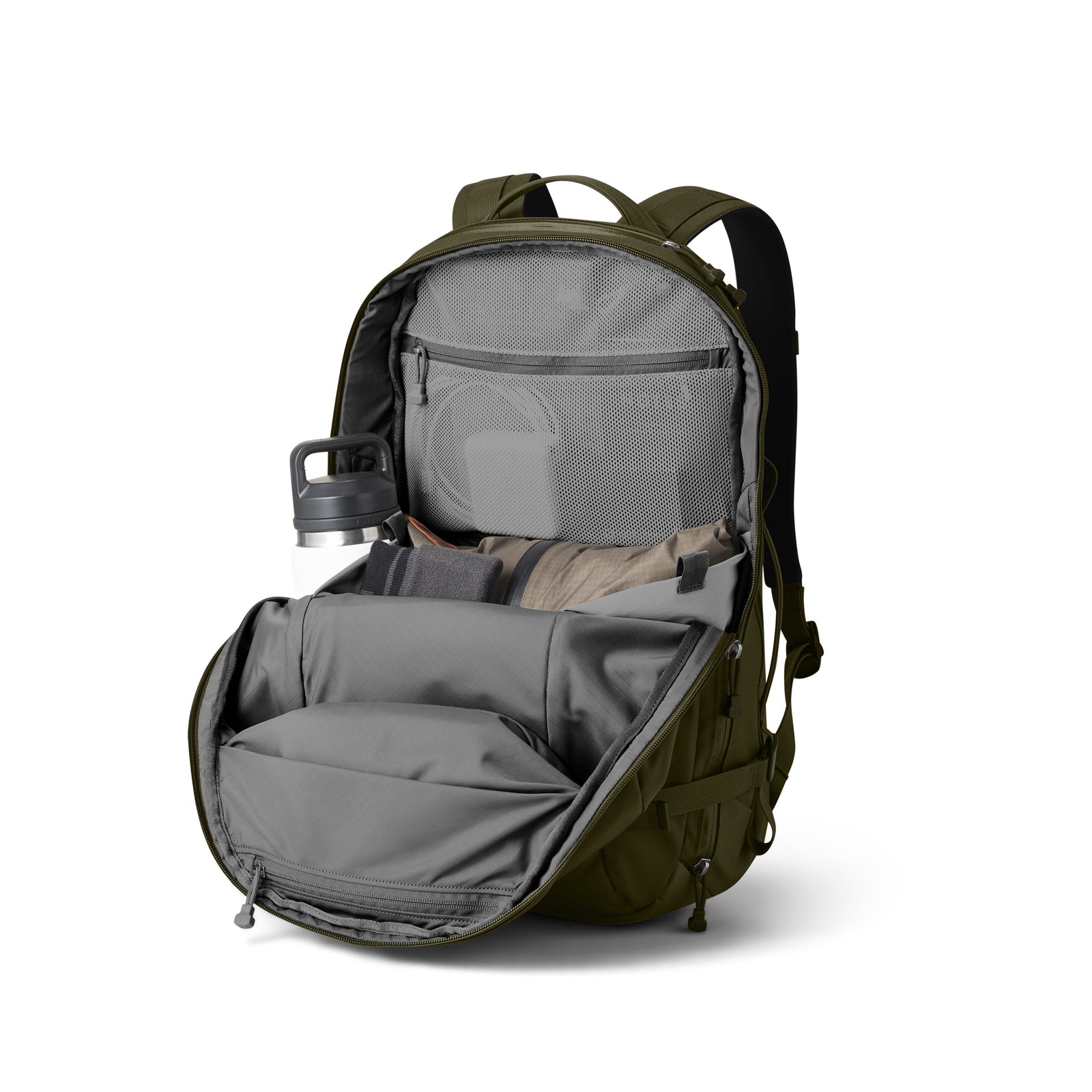 Der YETI® Rucksack Crossroads® 27L - Olive verfügt über einen grauen Innenraum mit organisierten Fächern für wichtige Dinge wie eine Wasserflasche, ein Notizbuch und ein gefaltetes Hemd - perfekt für den täglichen Gebrauch.