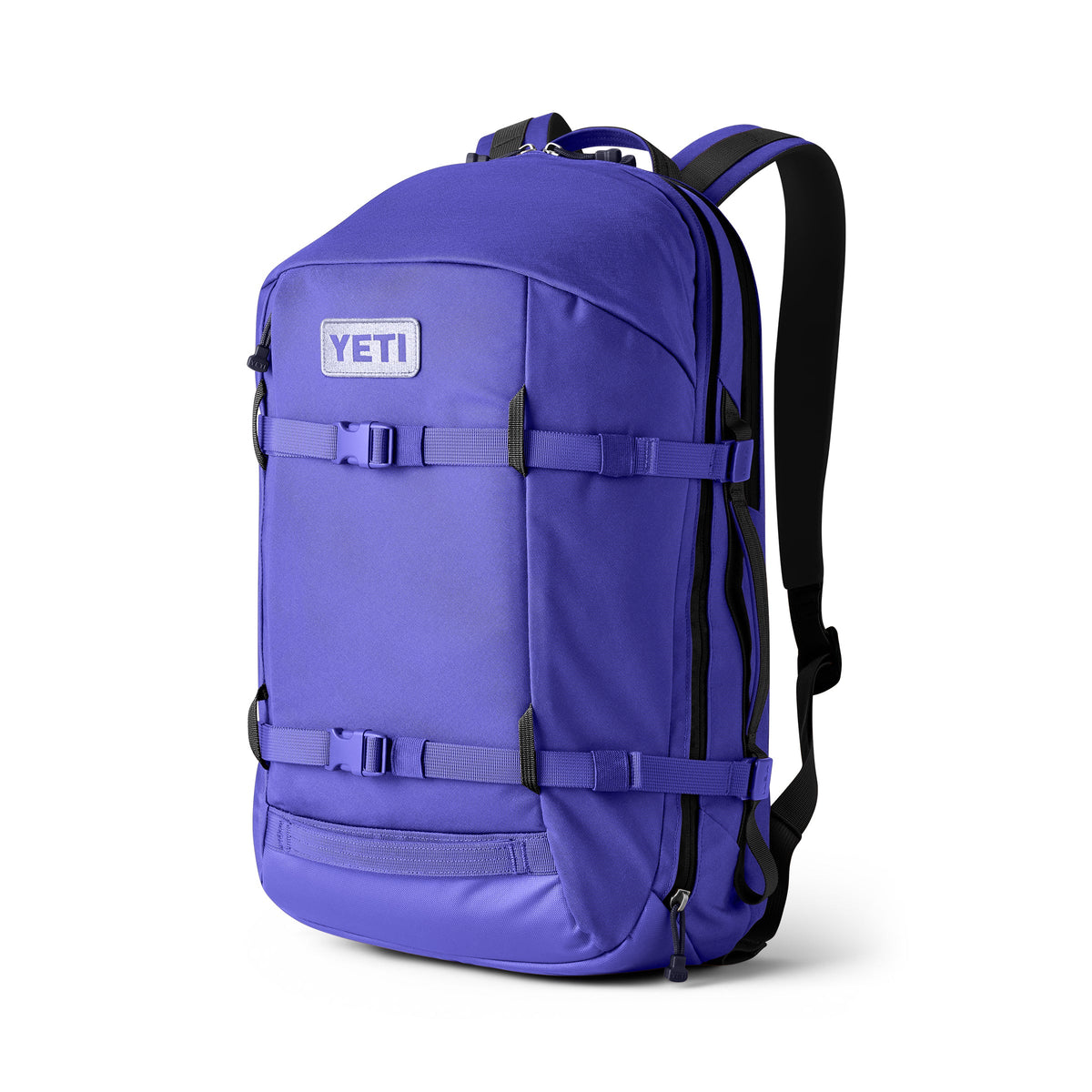 Der YETI® Rucksack Crossroads® 27L in Ultramarine mit mehreren Fächern und schwarzen Riemen und Schnallen ist aufrecht auf weißem Hintergrund abgebildet.
