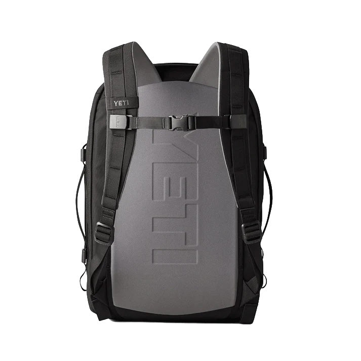 Rückansicht des YETI® Rucksack Crossroads® 35L in Schwarz mit grauem, geformtem Rückenteil mit geprägtem YETI-Logo, gepolsterten Schultergurten, Brustschnalle, seitlichen Kompressionsgurten und einem speziellen Laptopfach.