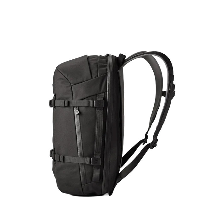 Der schwarze YETI® Rucksack Crossroads® 35L ist von der Seite auf weißem Hintergrund abgebildet und verfügt über gepolsterte Schultergurte, Kompressionsriemen, Reißverschlussfächer, ein strukturiertes Design und ein spezielles Laptopfach.