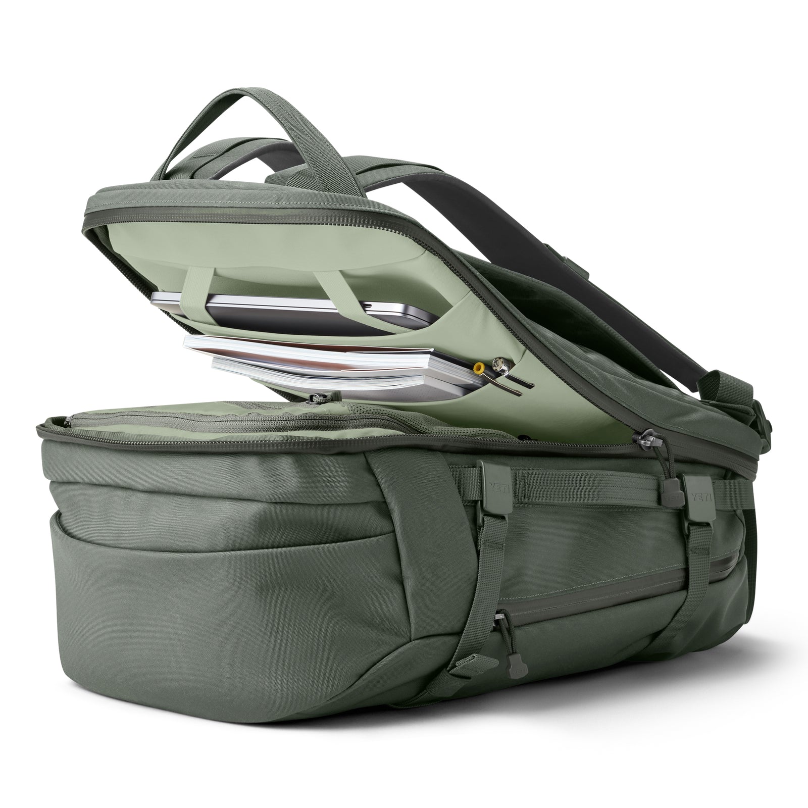 Ein navyfarbener YETI® Rucksack Crossroads® 35L, dessen Hauptfach geöffnet ist und gepolsterte Fächer für einen Laptop, ein Tablet und einen Bleistift bietet. Dieser robuste Rucksack von YETI verfügt über mehrere Reißverschlüsse und Taschen für eine einfache Organisation.