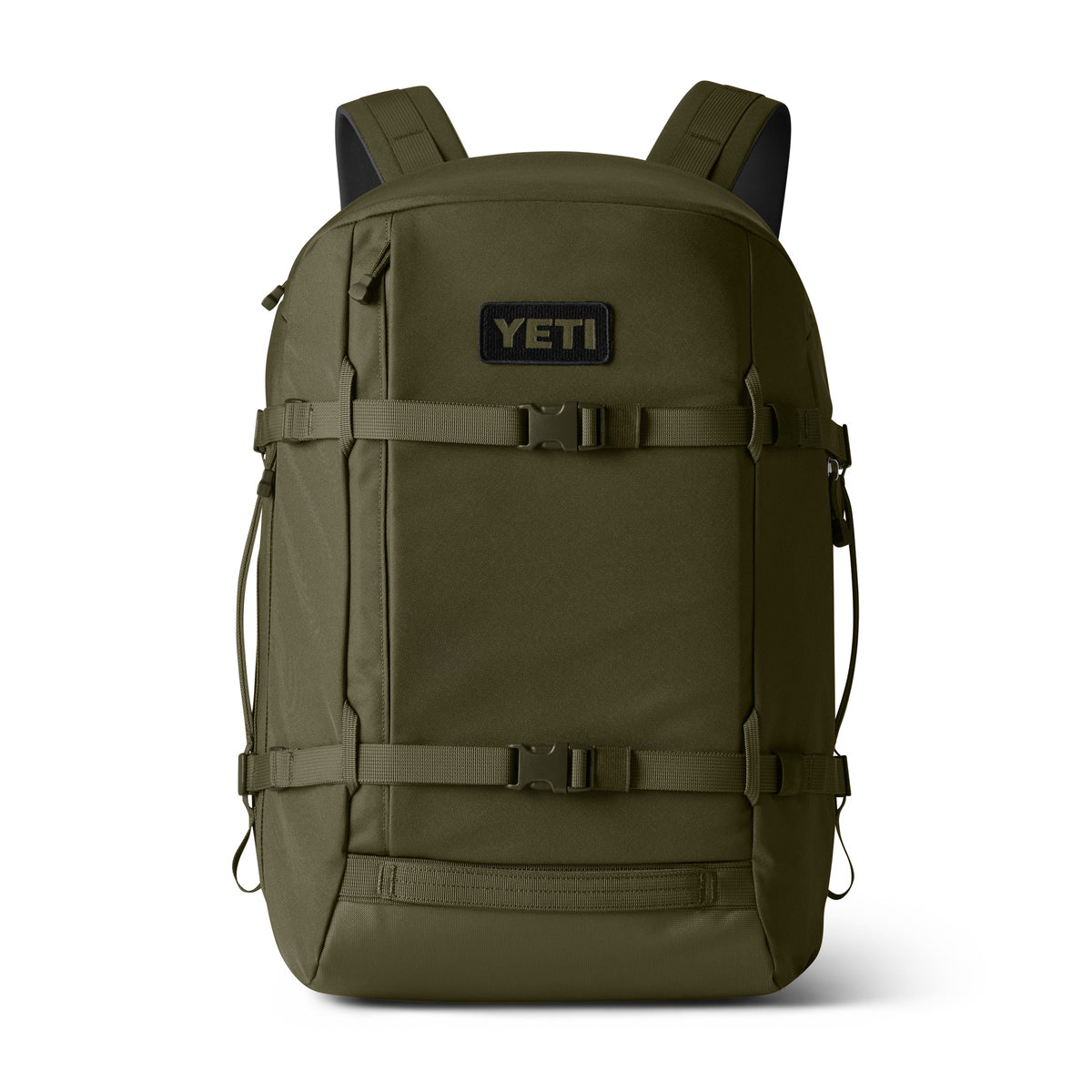 Der YETI® Crossroads® 35L Rucksack in Olive ist aufrecht vor einem weißen Hintergrund abgebildet und verfügt über verstellbare Riemen, eine Frontschnalle, seitliche Griffe und eine Reißverschlusstasche - eine Kombination aus Stil und Haltbarkeit für jedes Abenteuer.